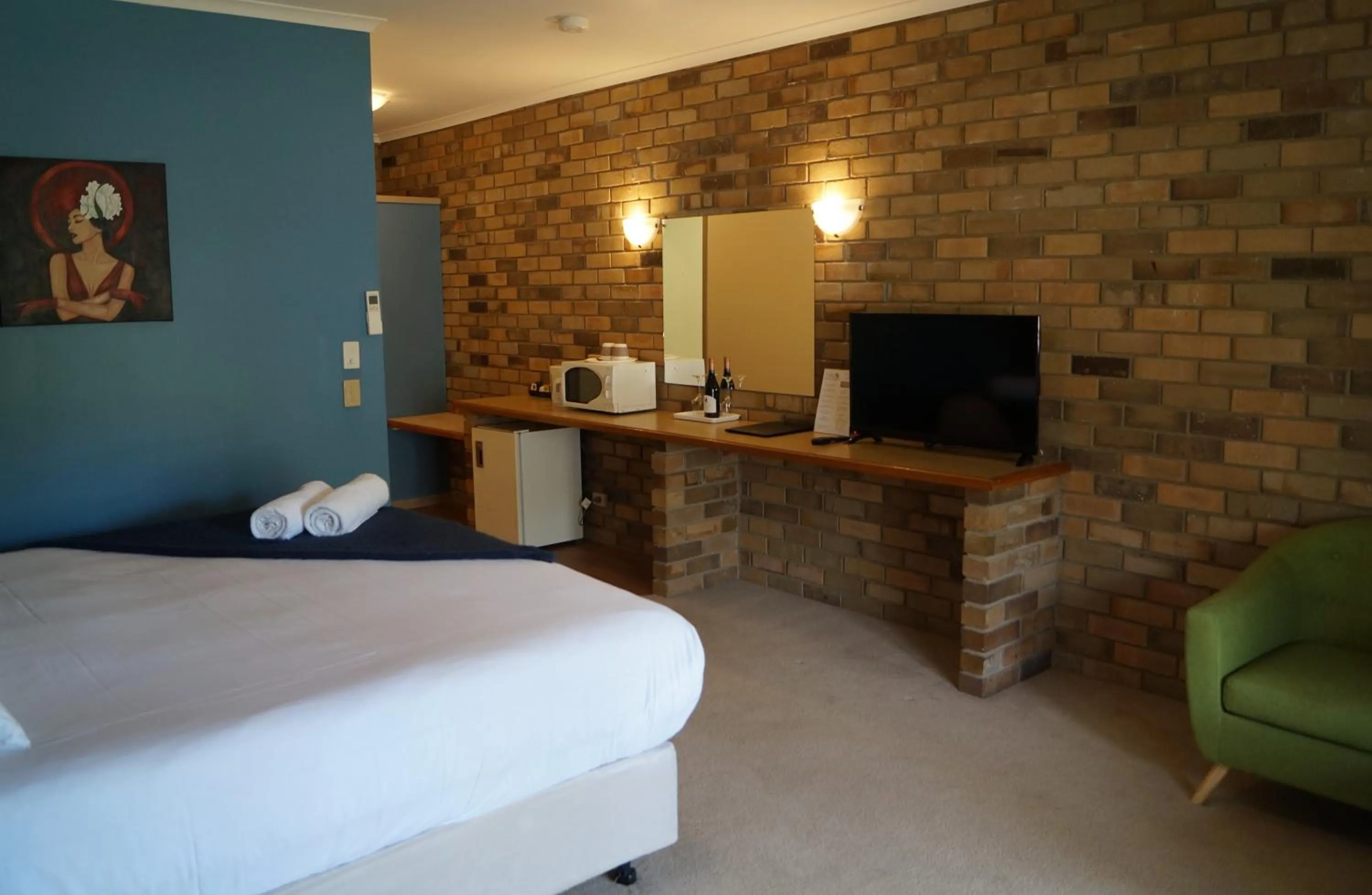 Bed in Magdala Motor Lodge & Lakeside Restaurant