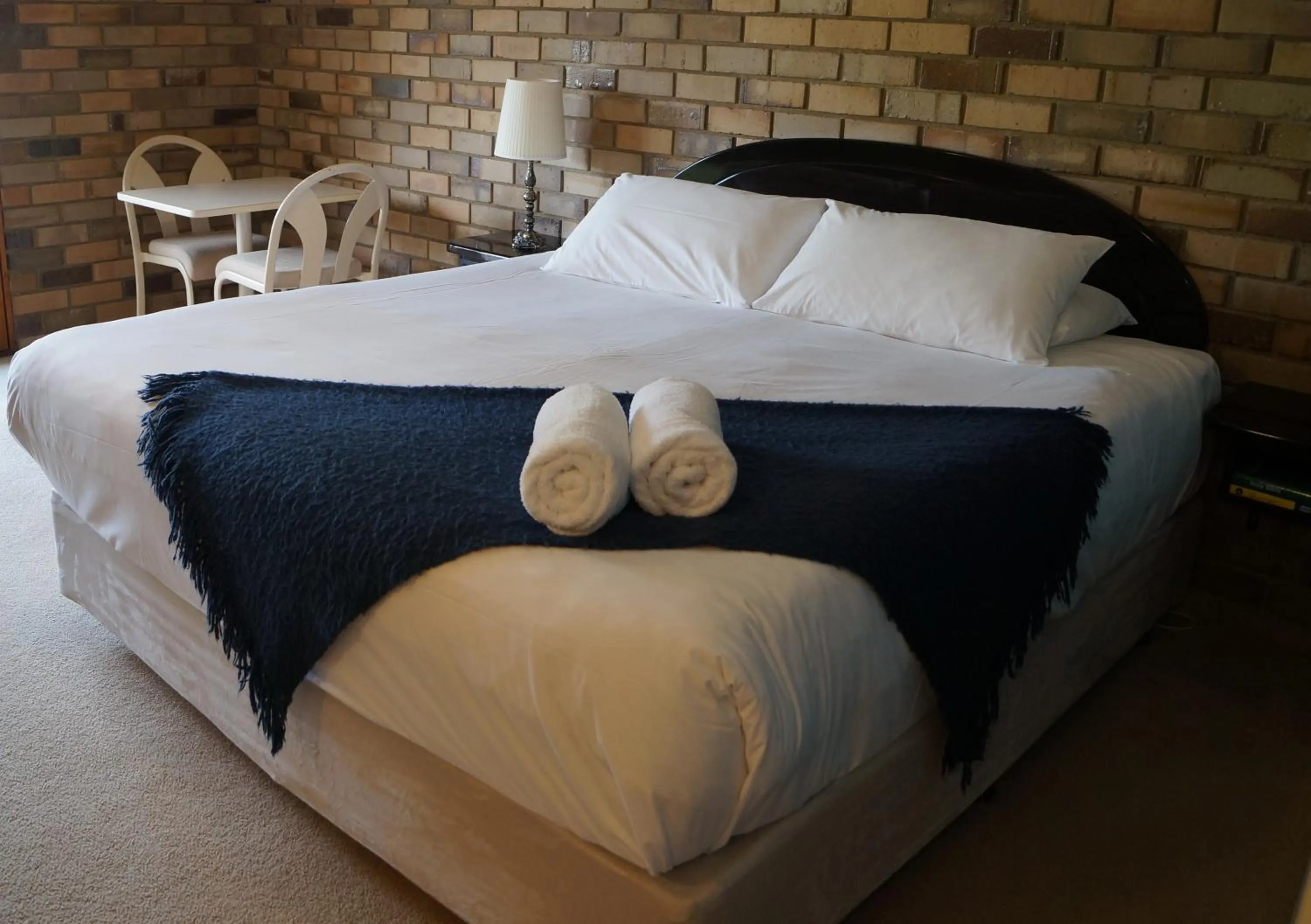 Bed in Magdala Motor Lodge & Lakeside Restaurant