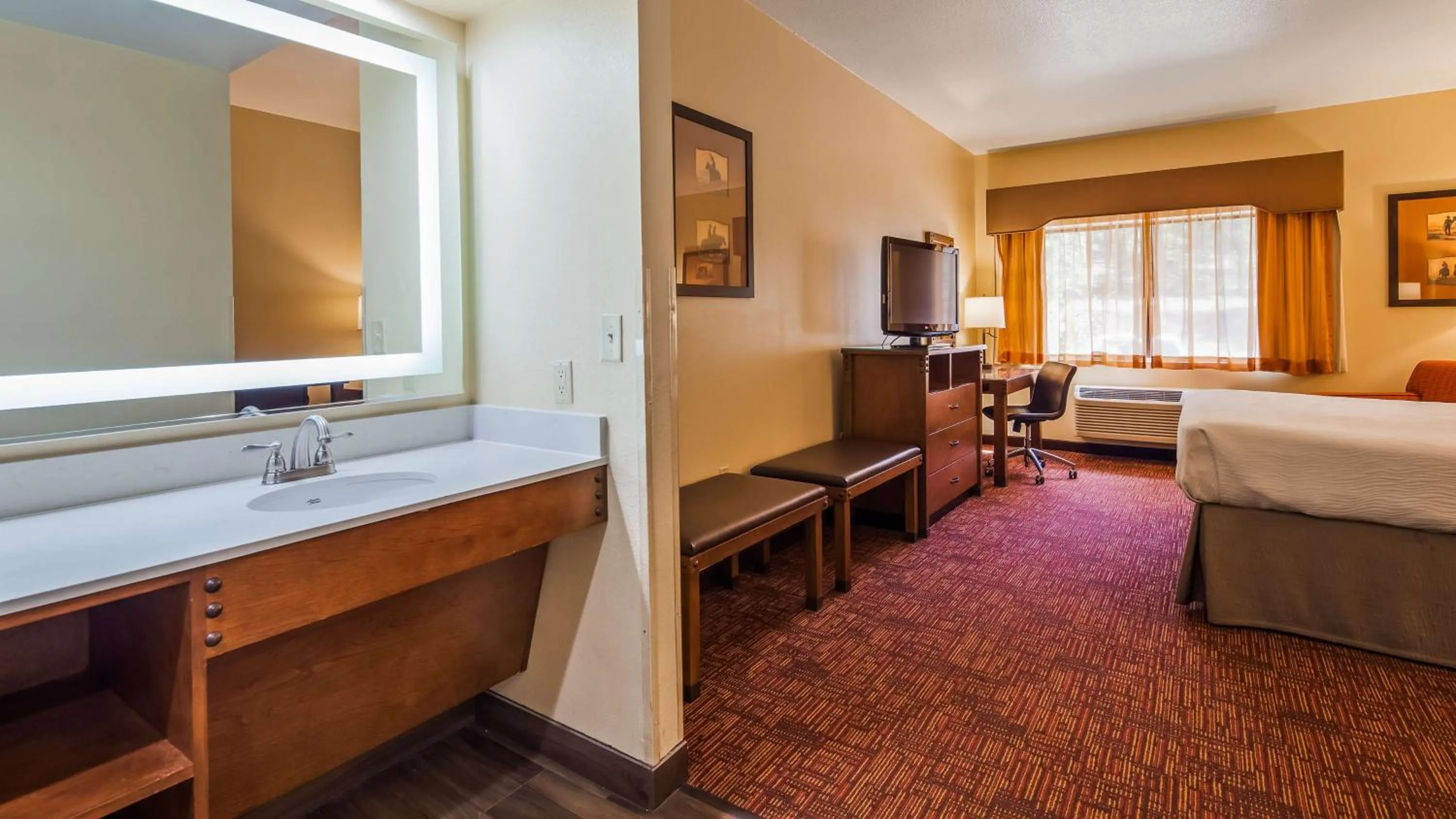 Bathroom, Bed in Best Western Plus Inn of Williams