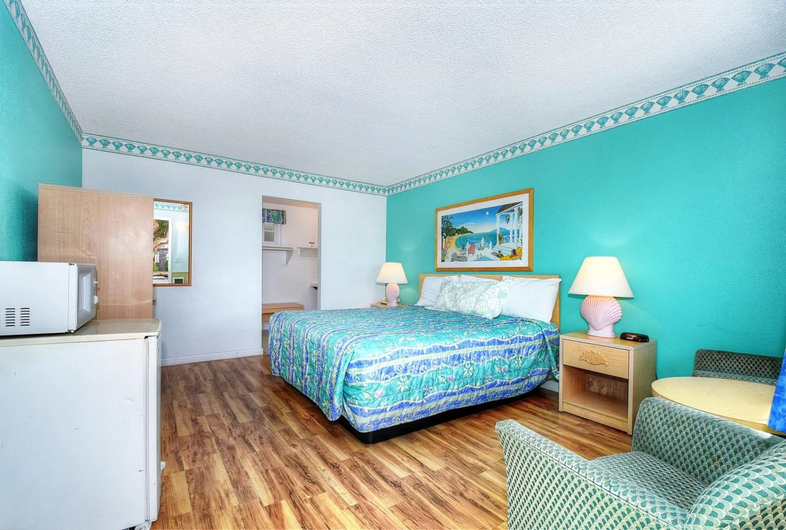 Photo of the whole room, Bed in Morro Bay Sandpiper Inn