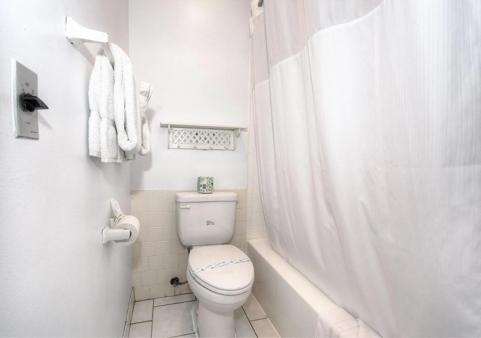 Bathroom in Morro Bay Sandpiper Inn