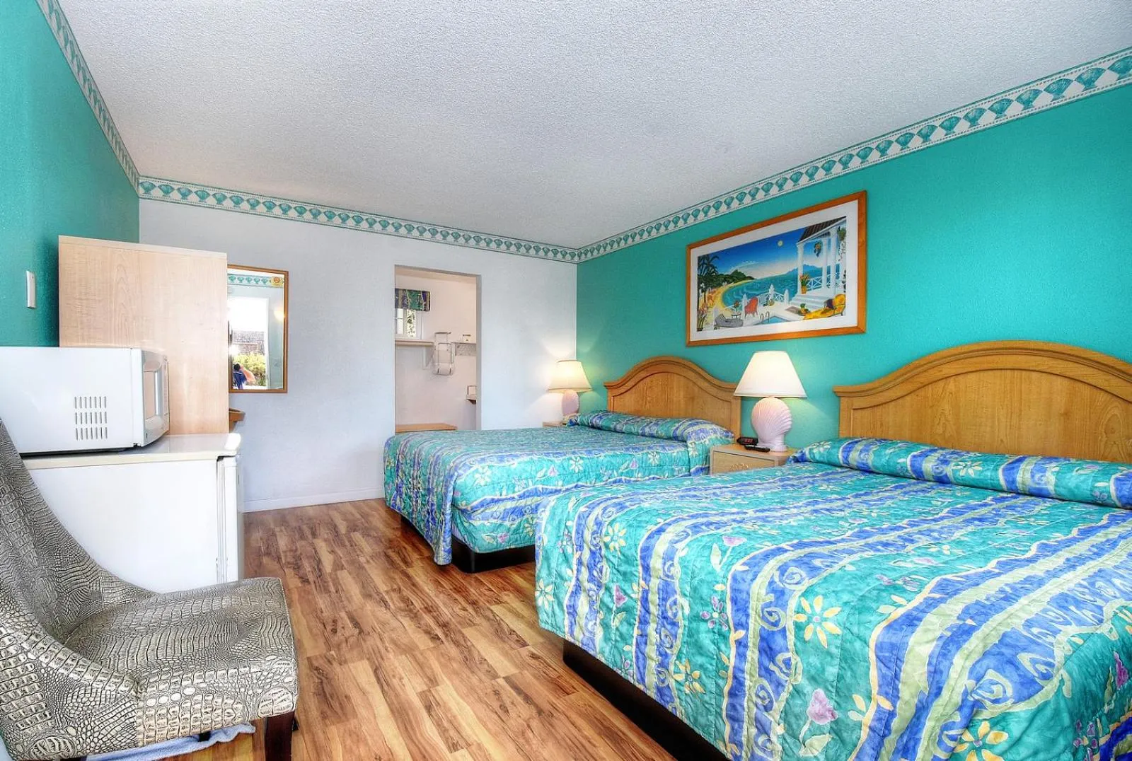 Photo of the whole room, Bed in Morro Bay Sandpiper Inn