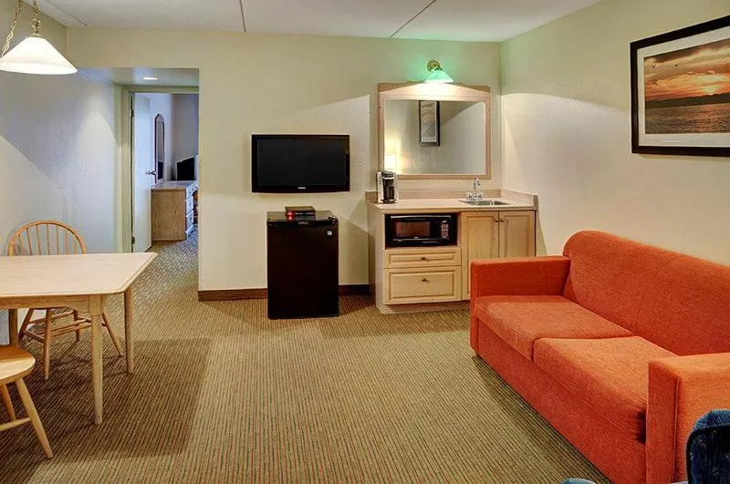 Kitchen or kitchenette in Thompson's Best Value Inn & Suites