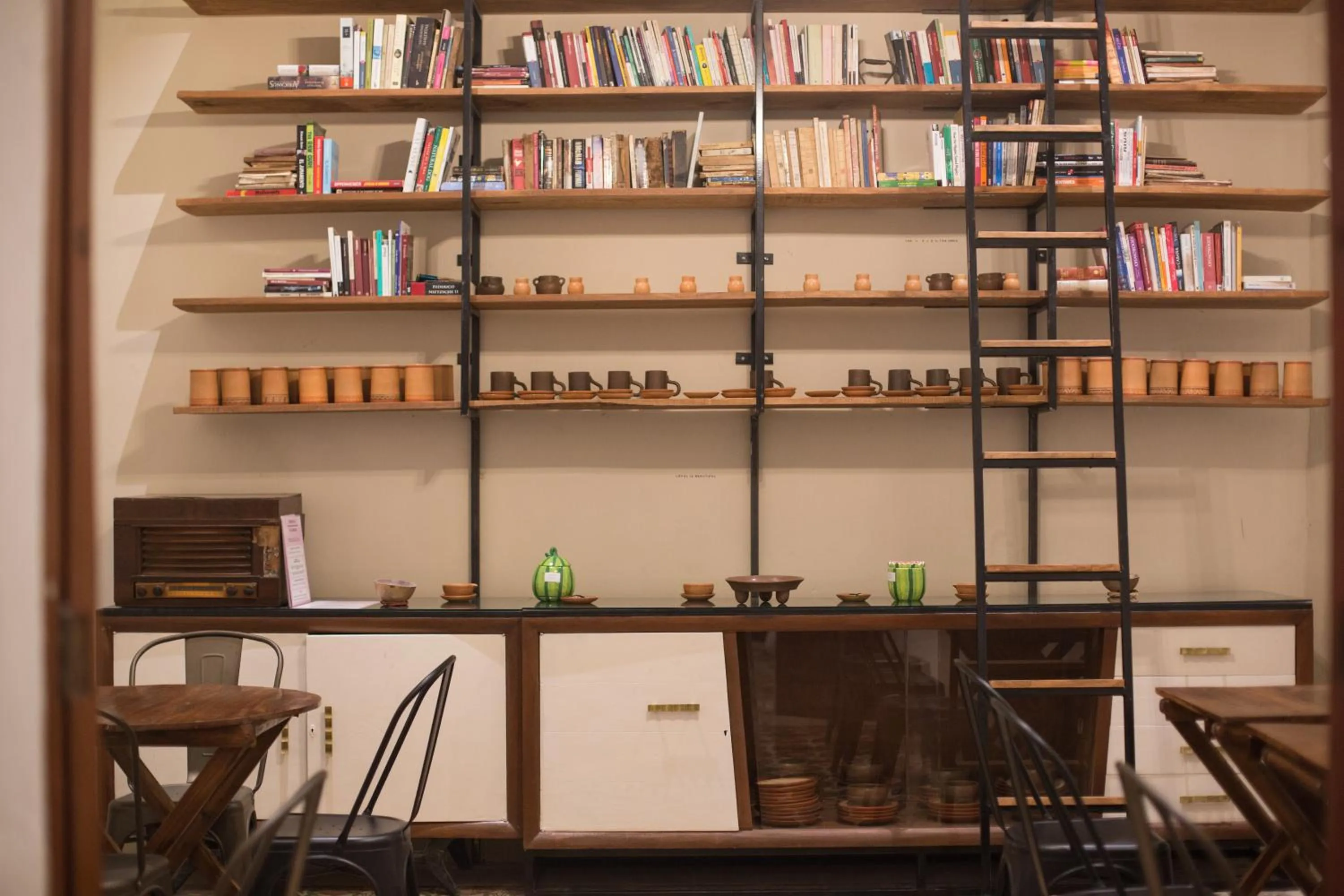 Library in Kuka y Naranjo