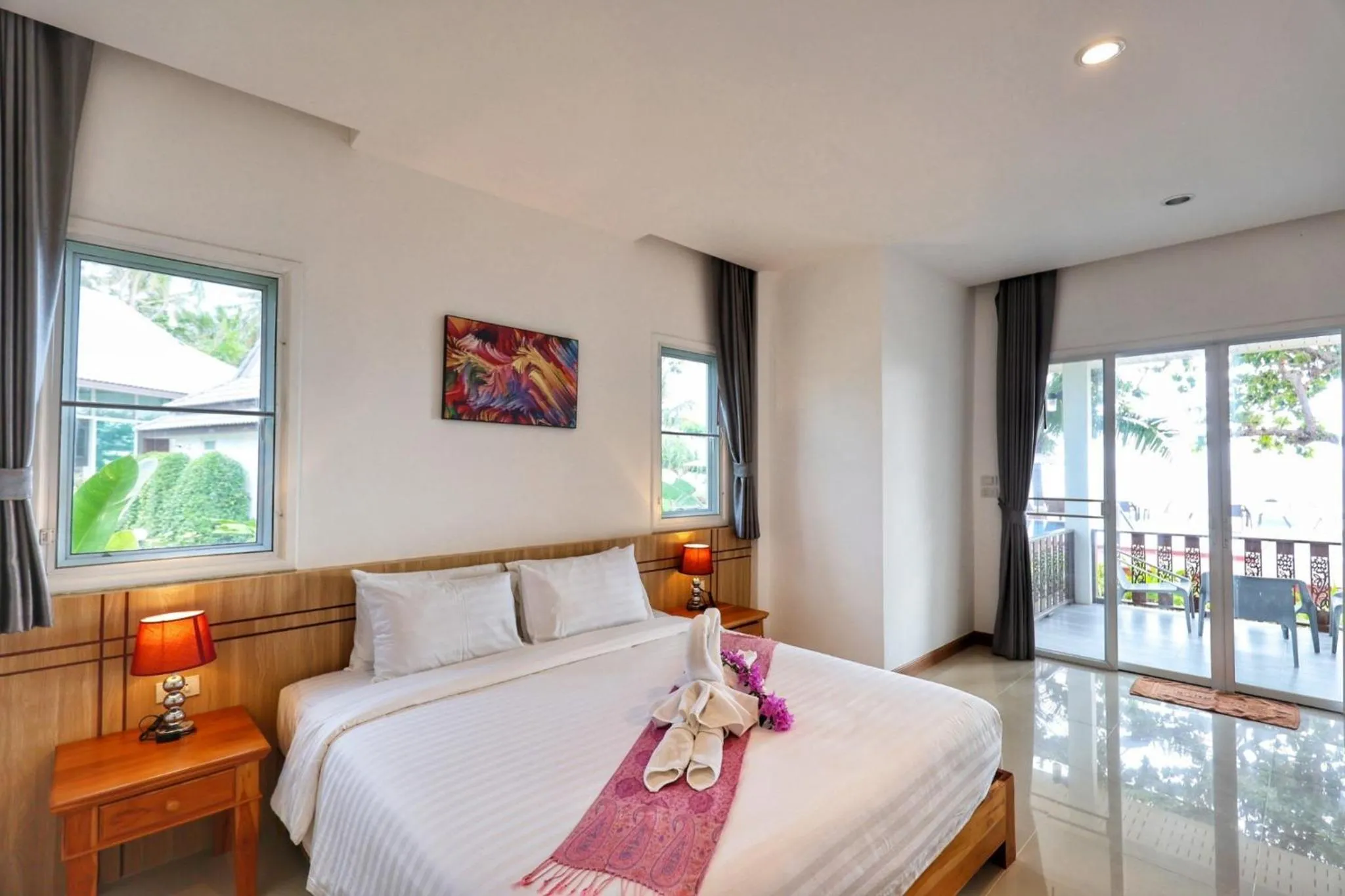 Bed in Horizon Beach Resort Koh Jum