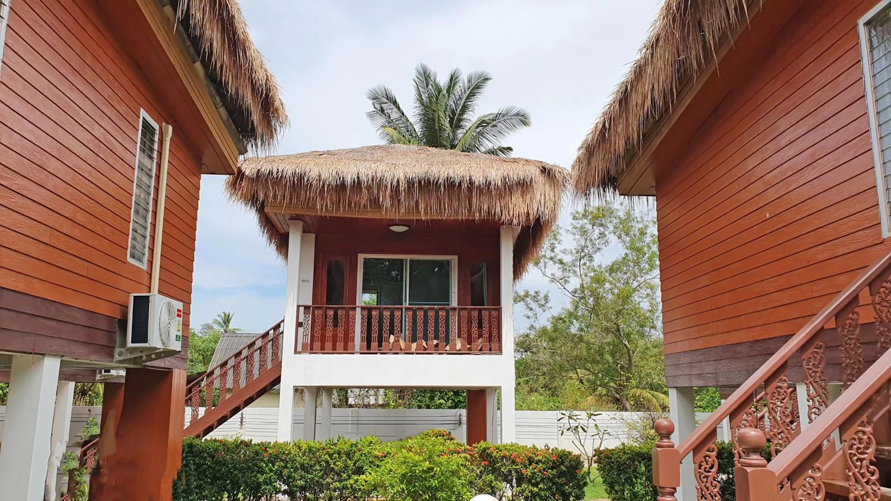 Facade/entrance in Horizon Beach Resort Koh Jum
