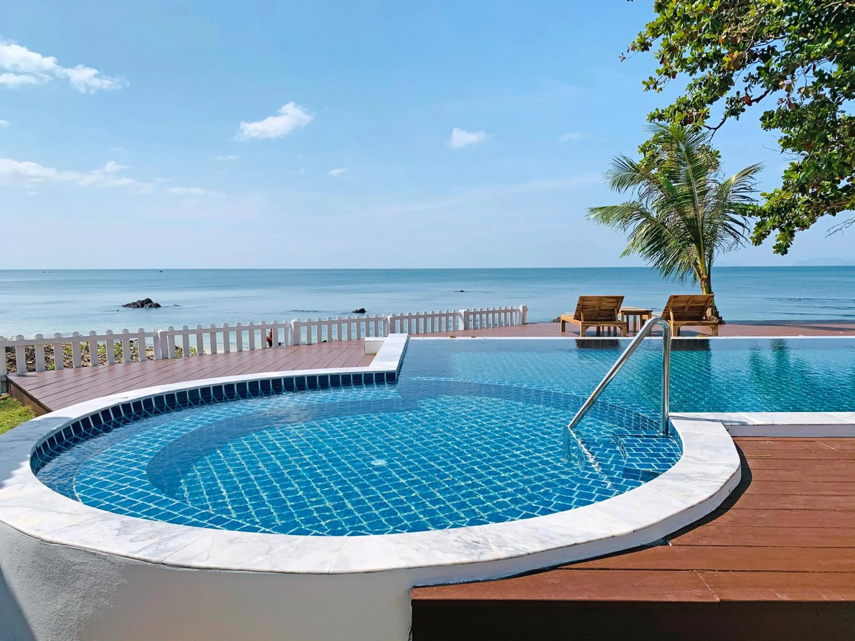 Swimming pool in Horizon Beach Resort Koh Jum