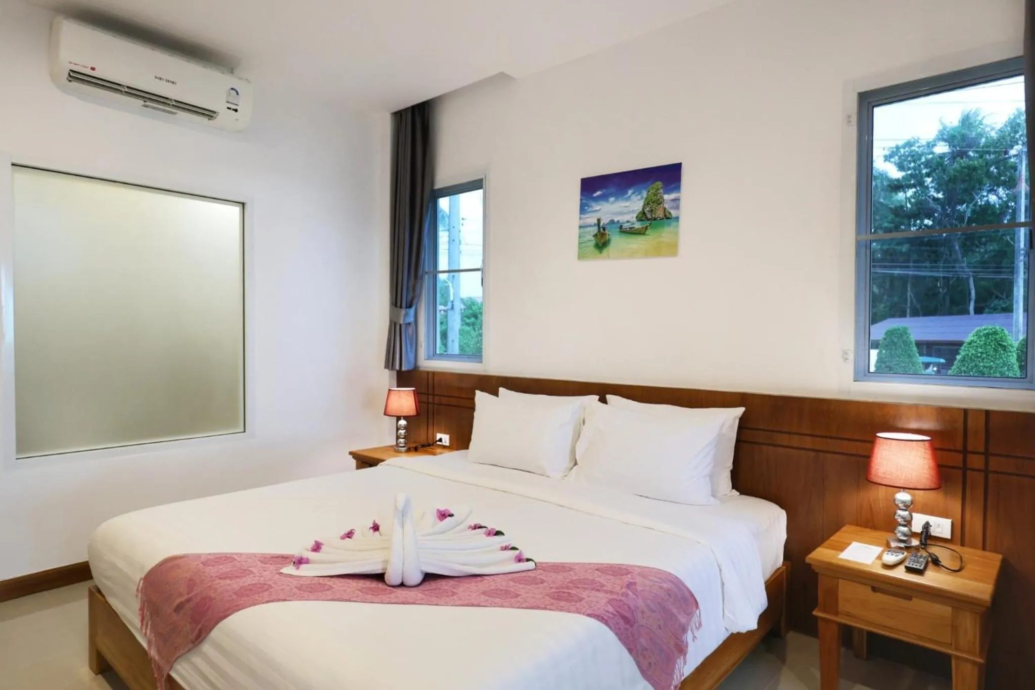 Bed in Horizon Beach Resort Koh Jum