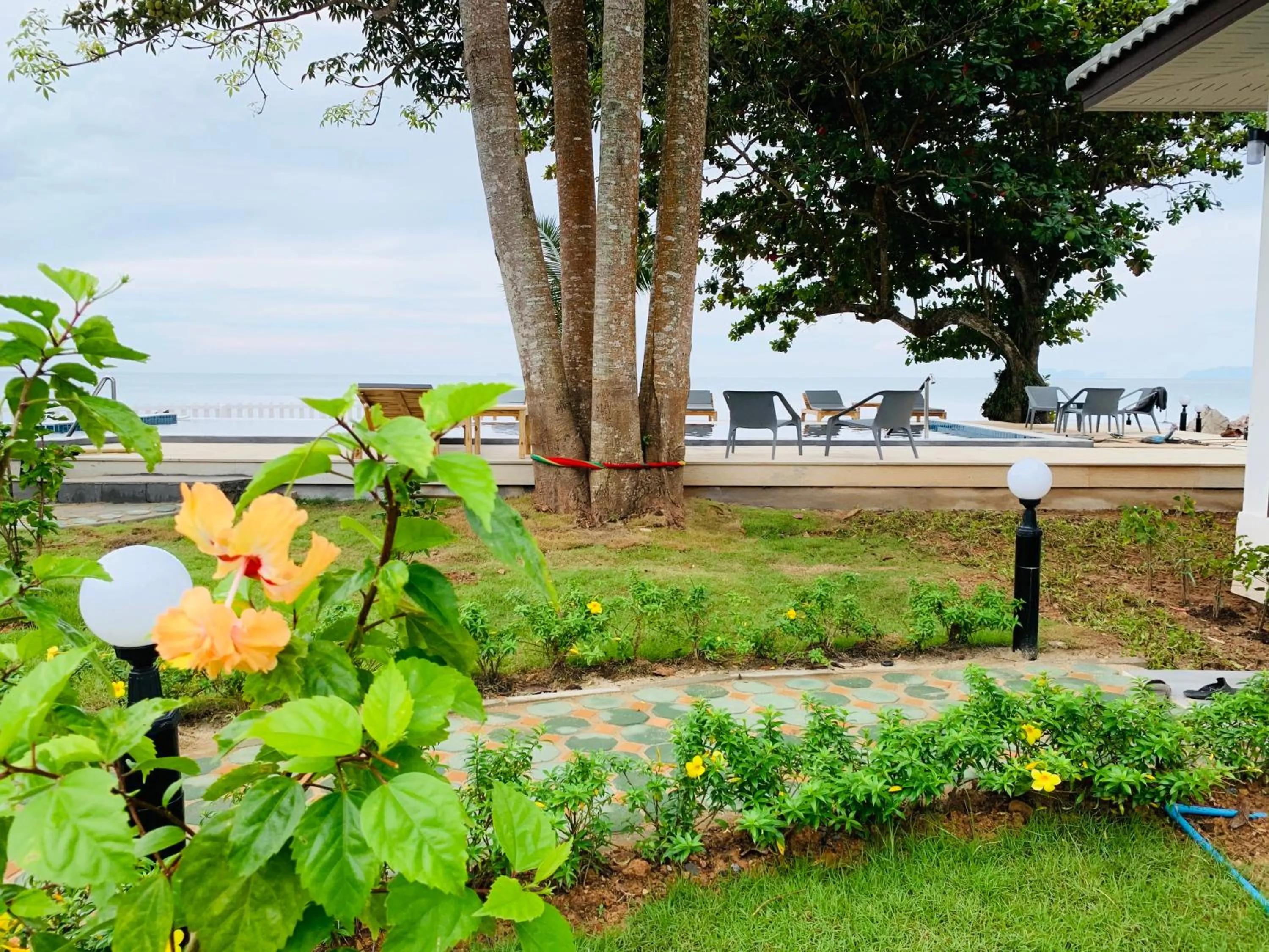 Garden in Horizon Beach Resort Koh Jum