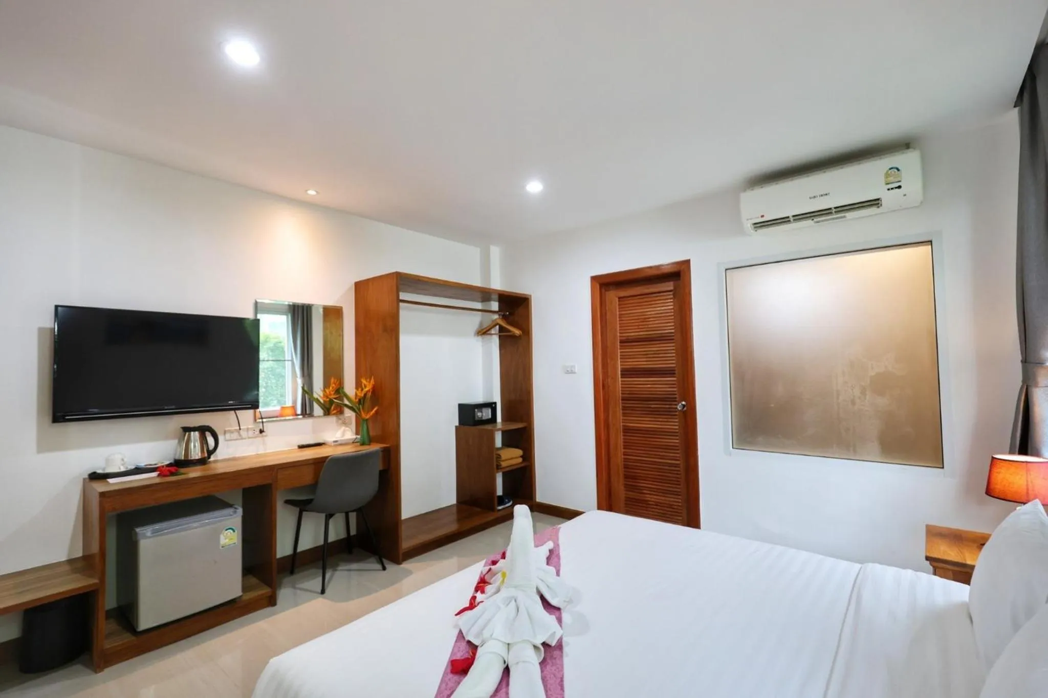 Bedroom, Bed in Horizon Beach Resort Koh Jum