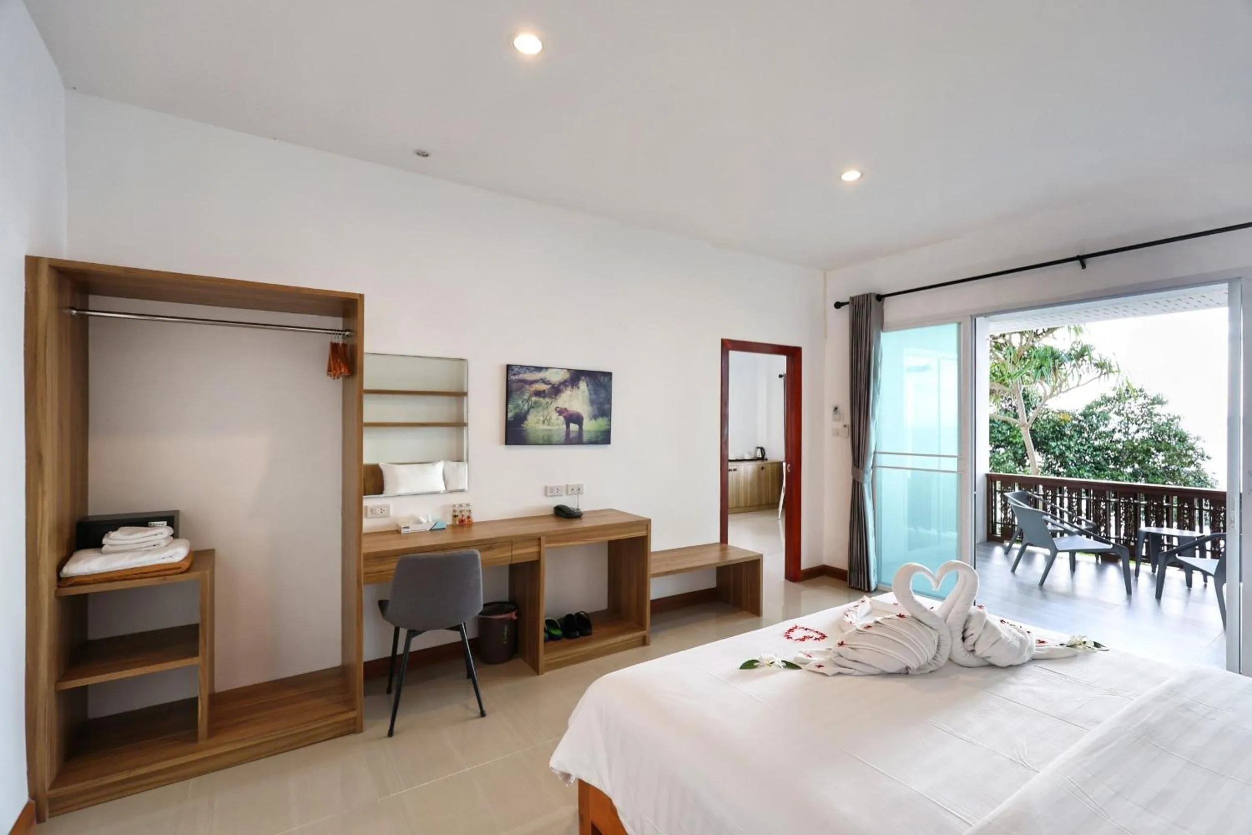 Bed in Horizon Beach Resort Koh Jum