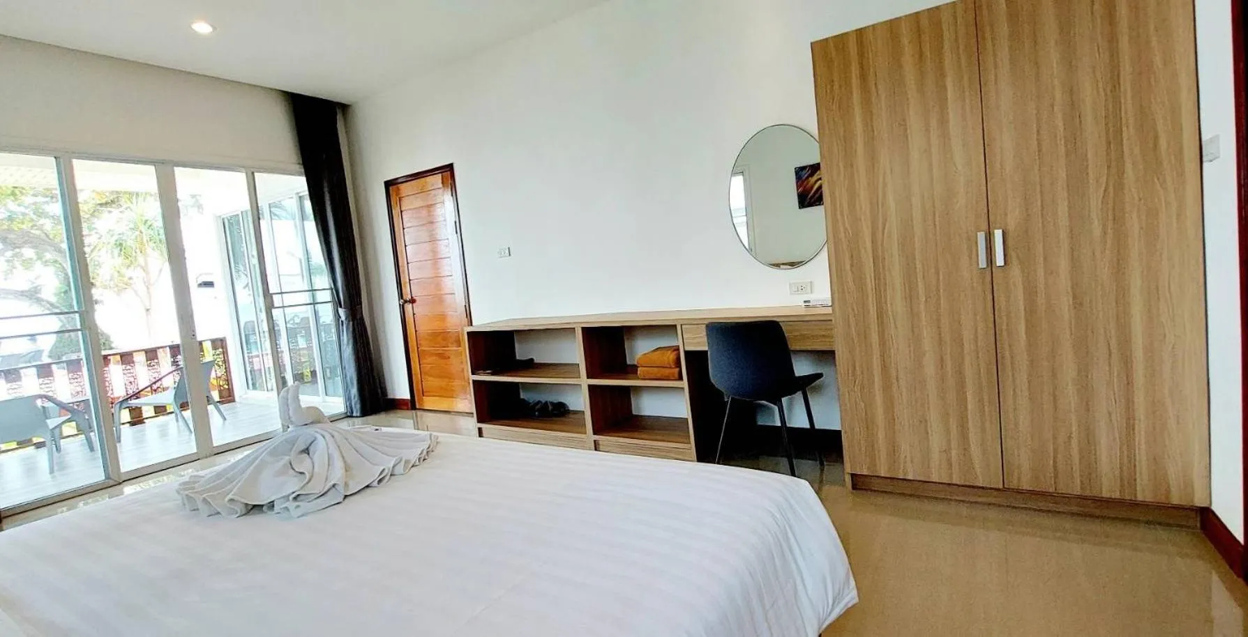 Bed in Horizon Beach Resort Koh Jum