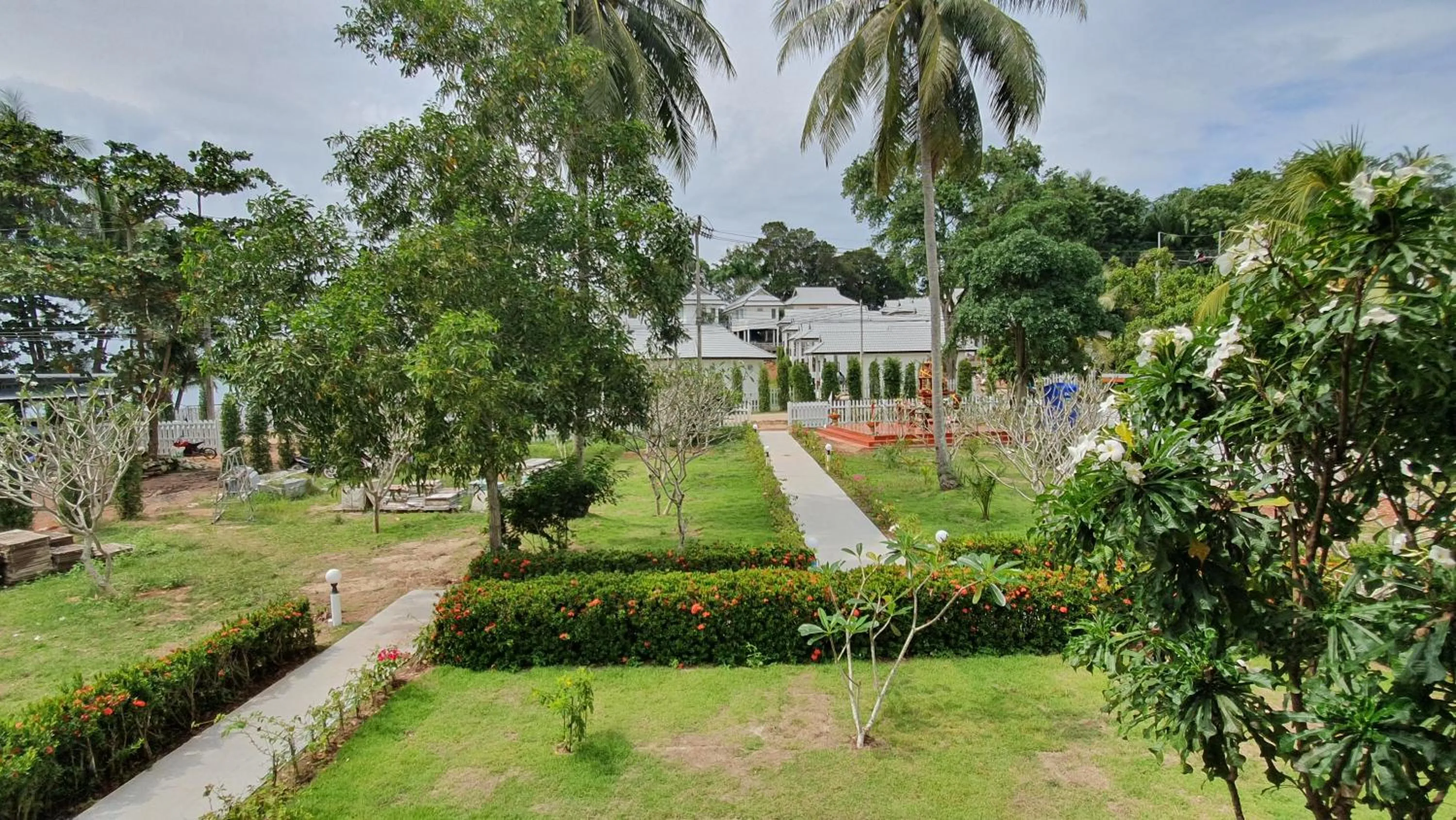 Garden in Horizon Beach Resort Koh Jum