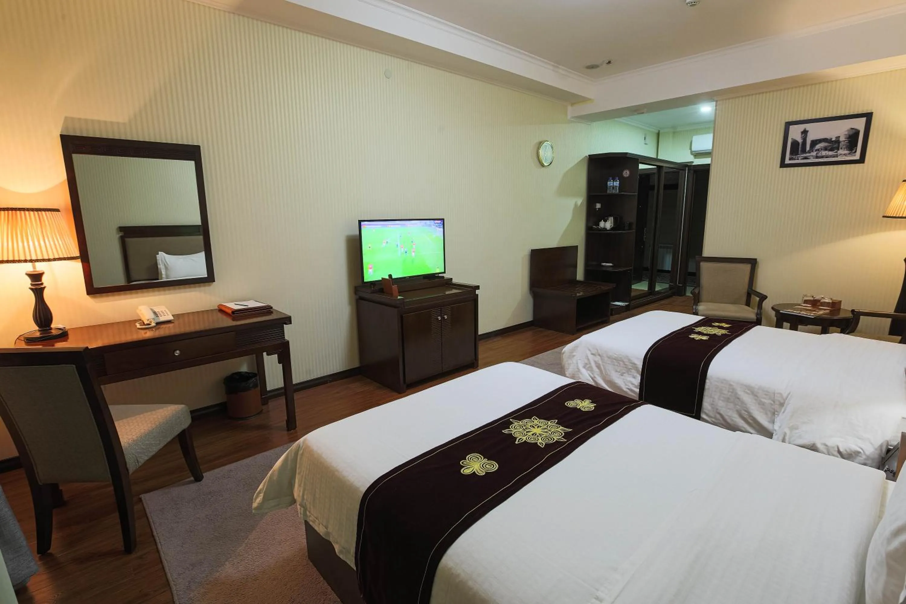 Photo of the whole room in Zargaron Plaza