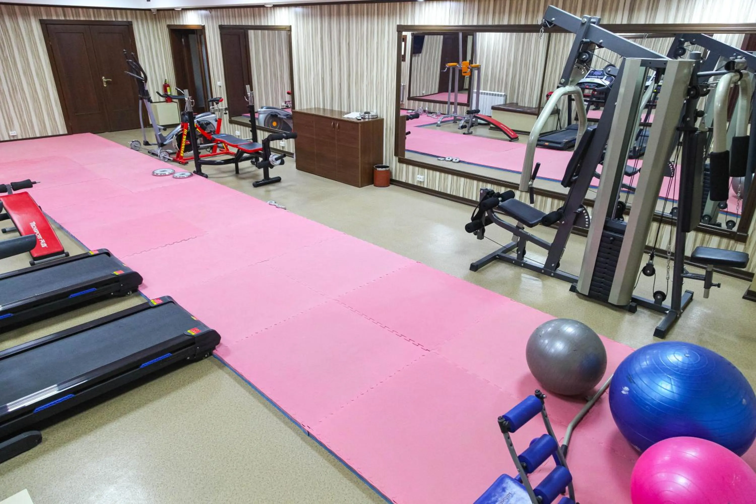 Fitness centre/facilities in Zargaron Plaza