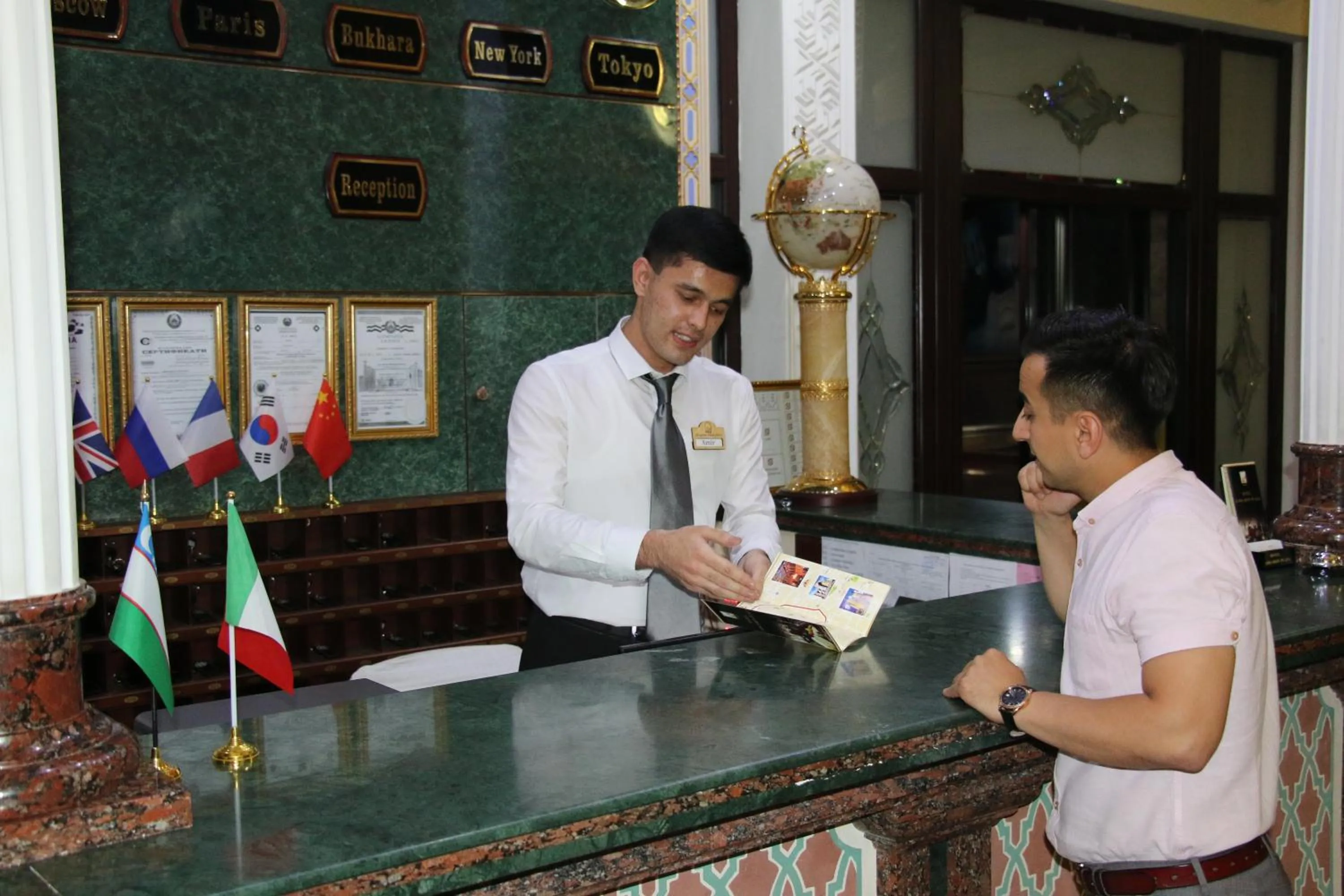 Lobby or reception in Zargaron Plaza