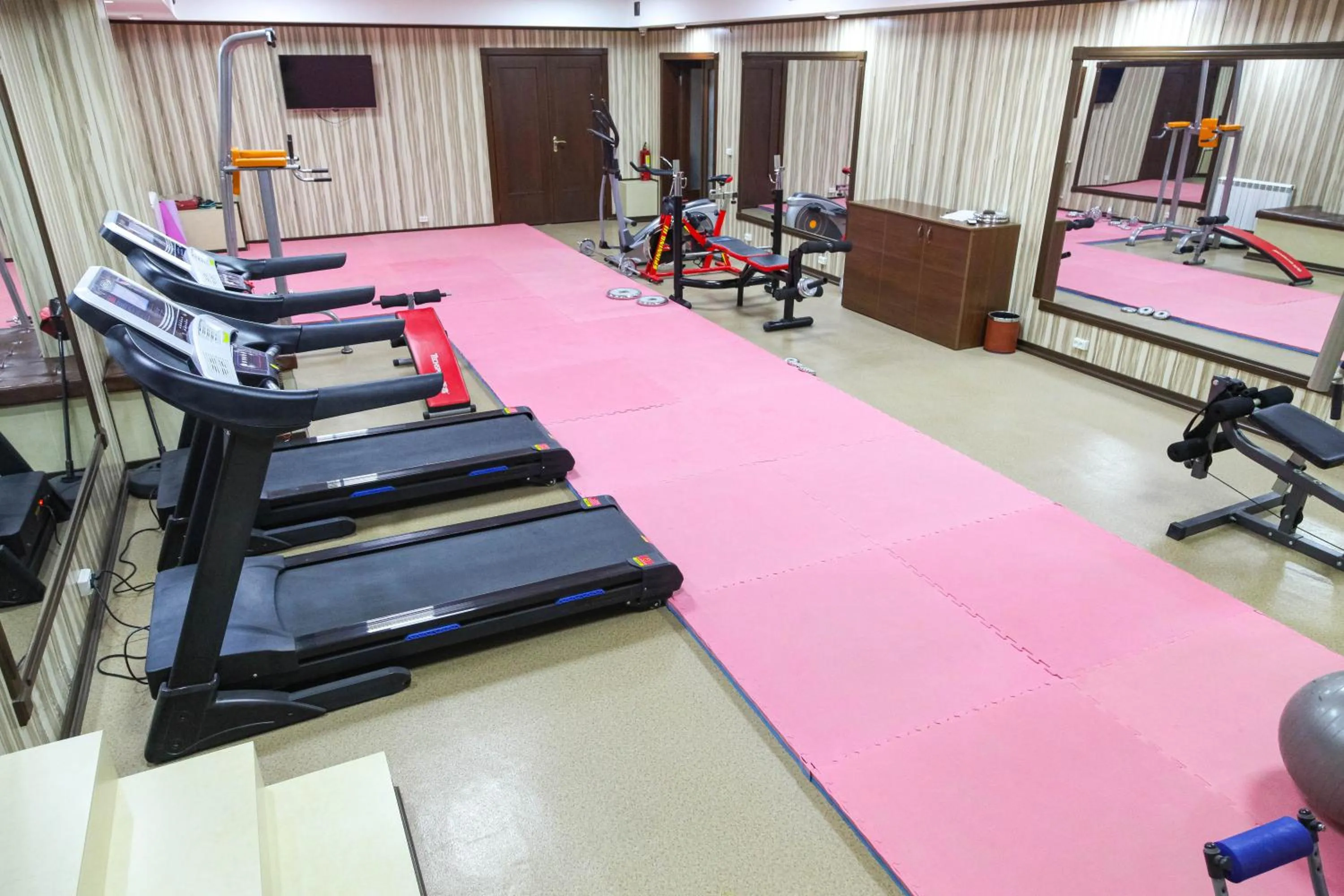 Fitness centre/facilities in Zargaron Plaza