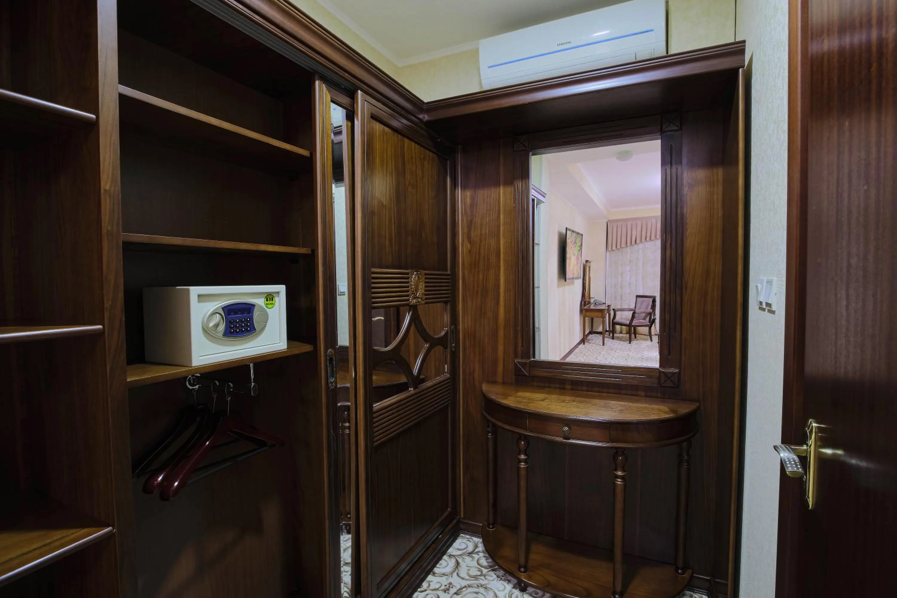 wardrobe in Zargaron Plaza