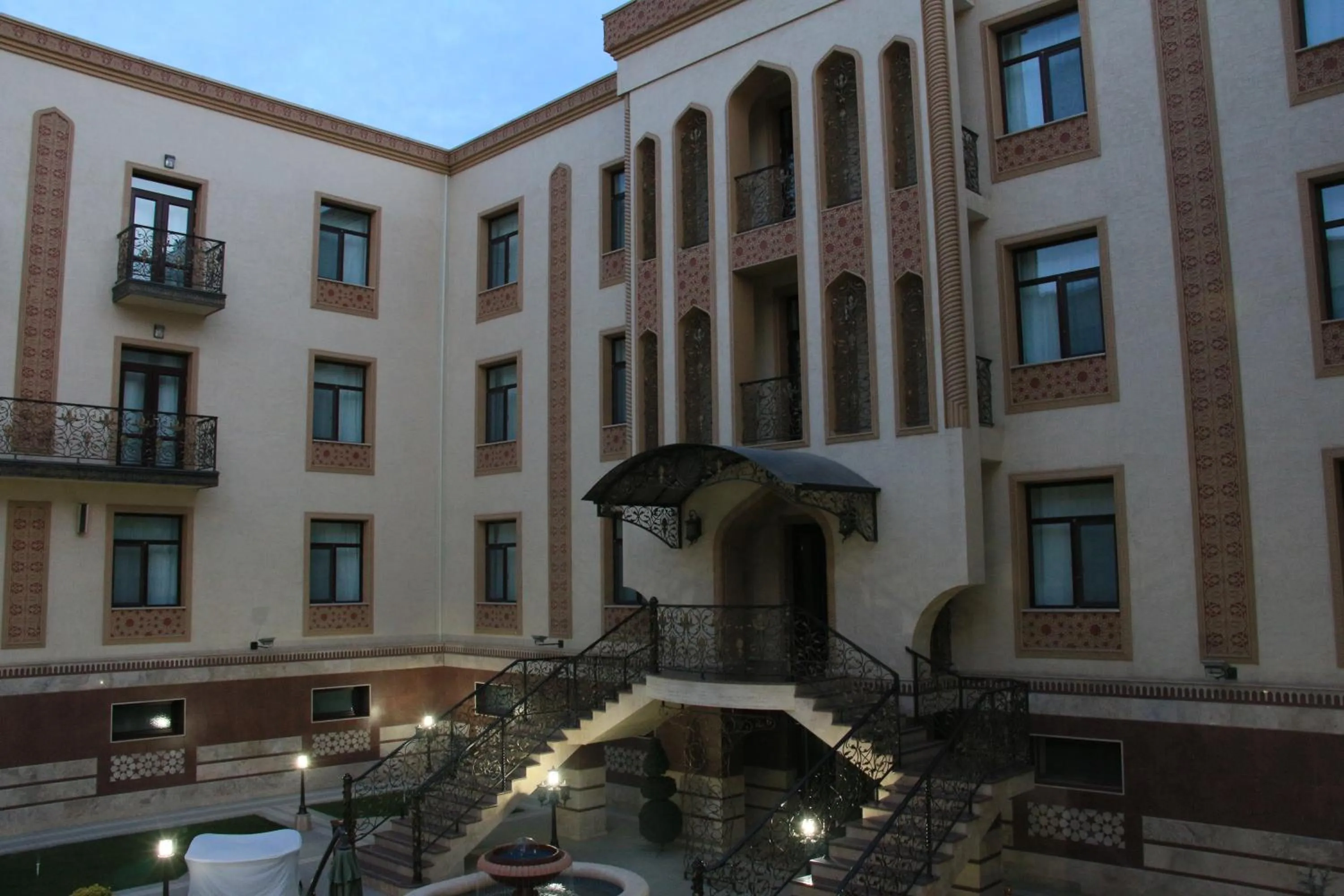 Inner courtyard view in Zargaron Plaza