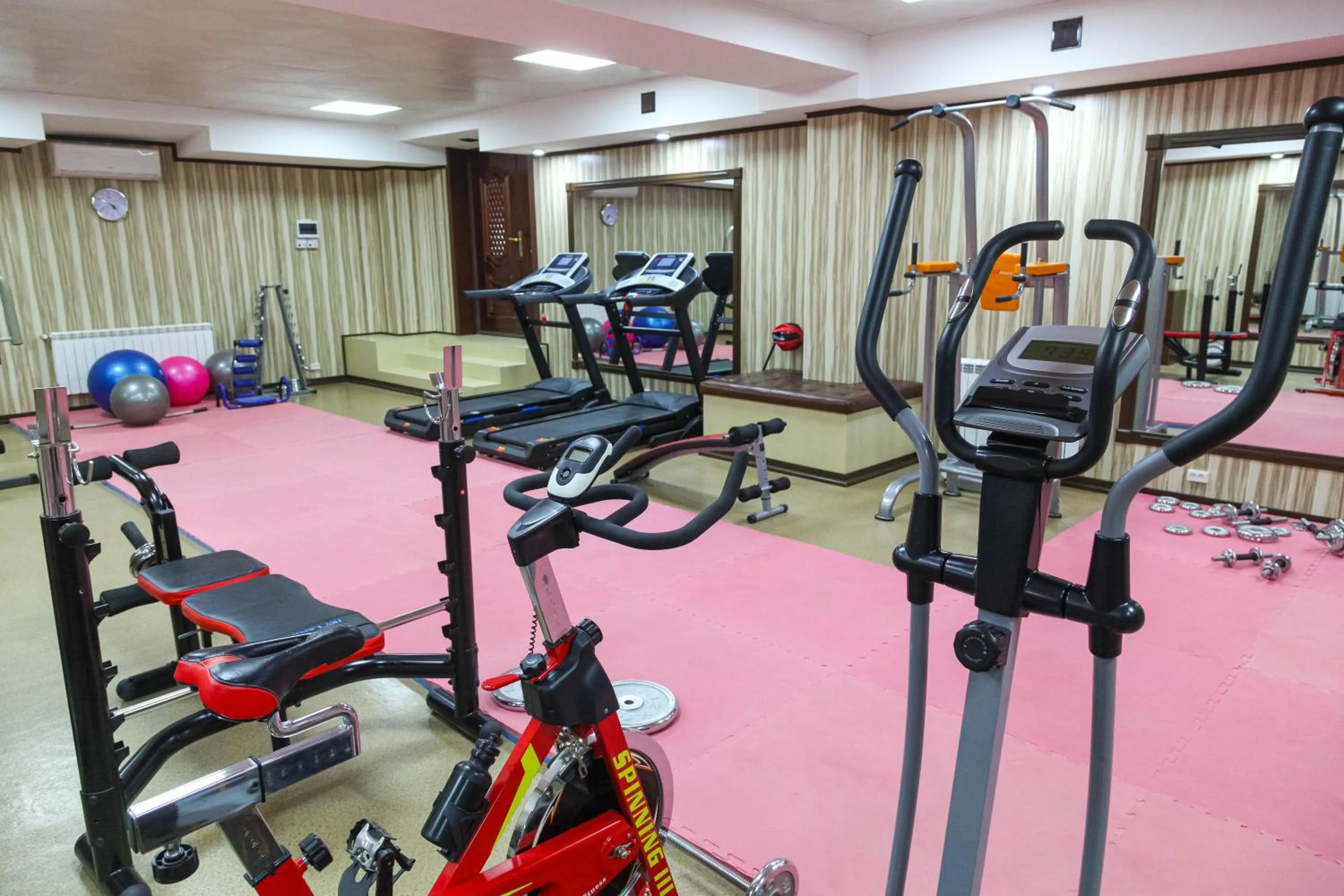Fitness centre/facilities in Zargaron Plaza