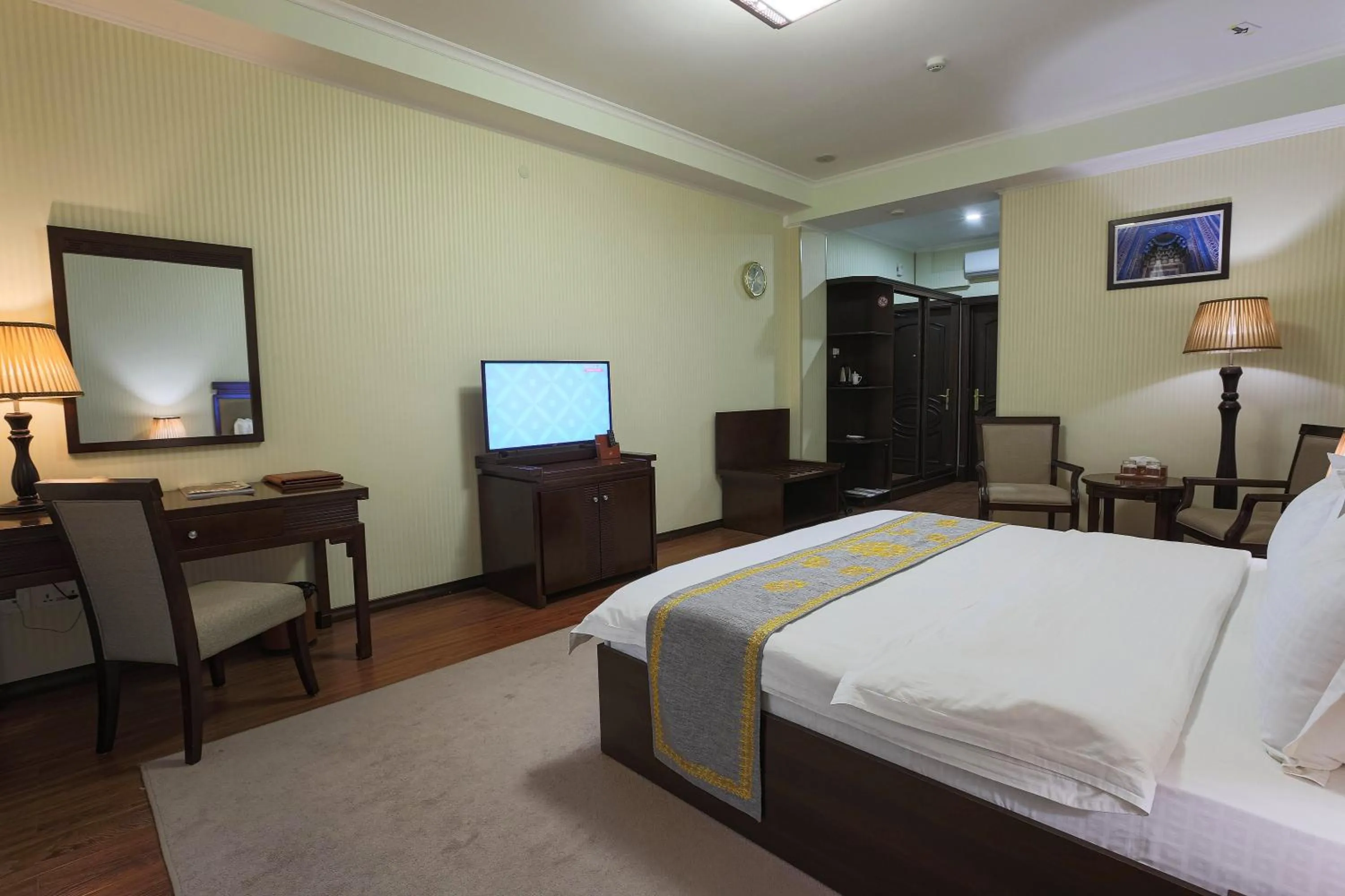 Photo of the whole room in Zargaron Plaza