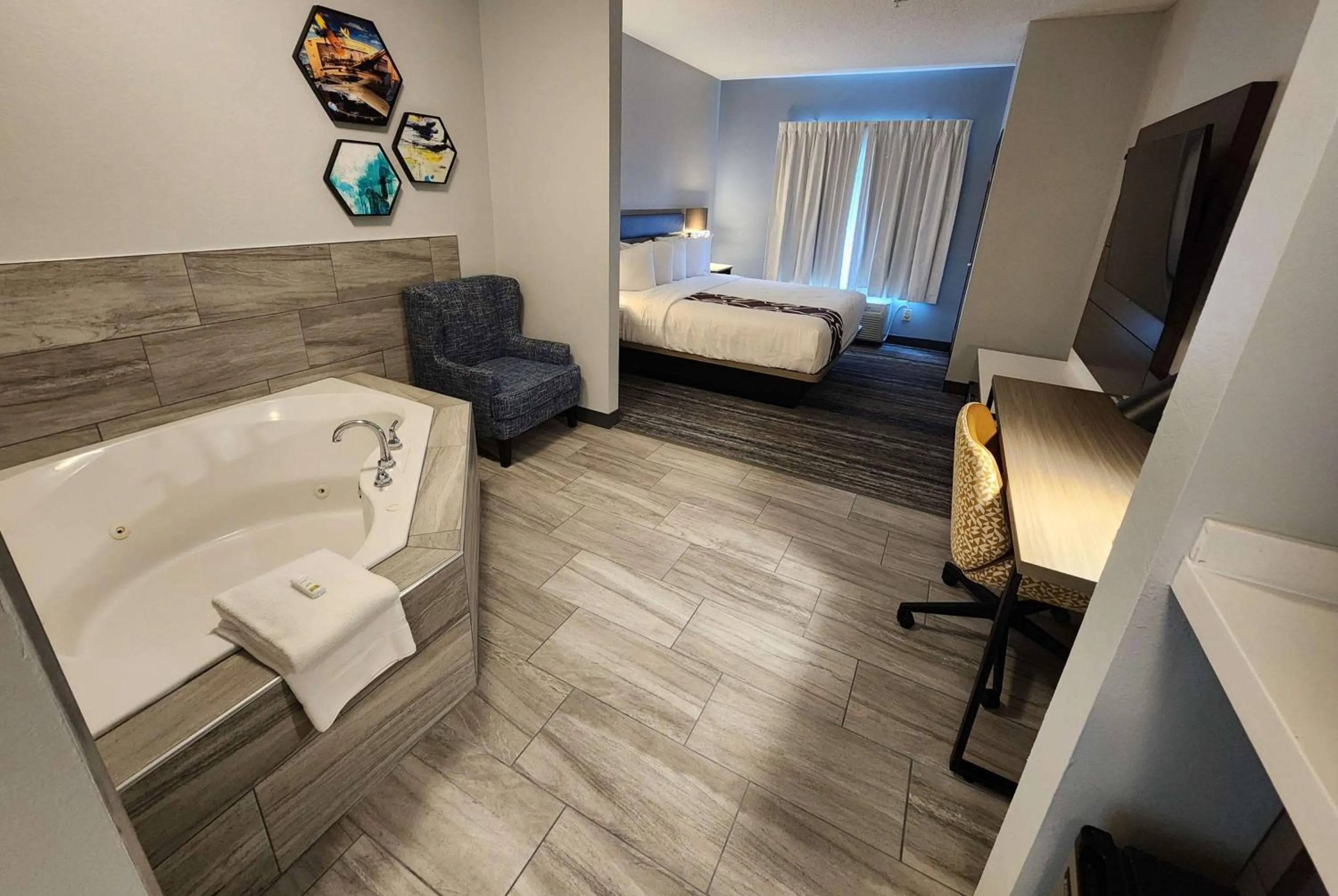 Photo of the whole room, Bed in La Quinta by Wyndham Warner Robins - Robins AFB