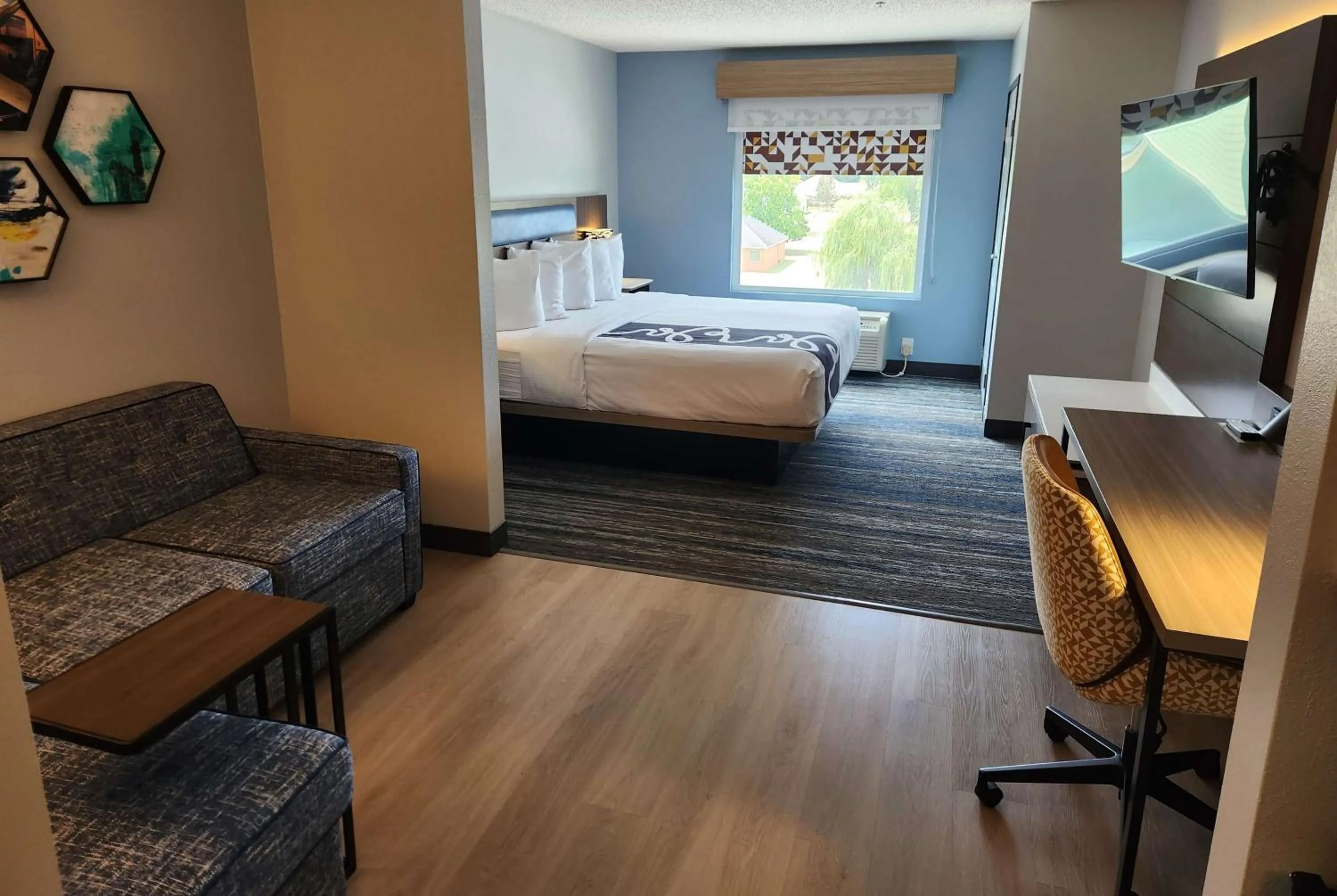 Photo of the whole room, Bed in La Quinta by Wyndham Warner Robins - Robins AFB