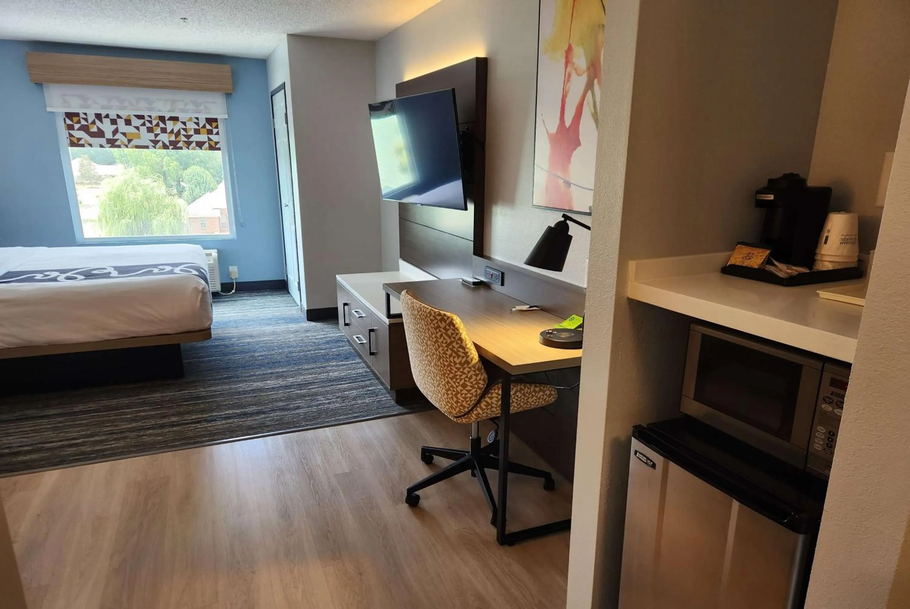 Photo of the whole room, Bed in La Quinta by Wyndham Warner Robins - Robins AFB