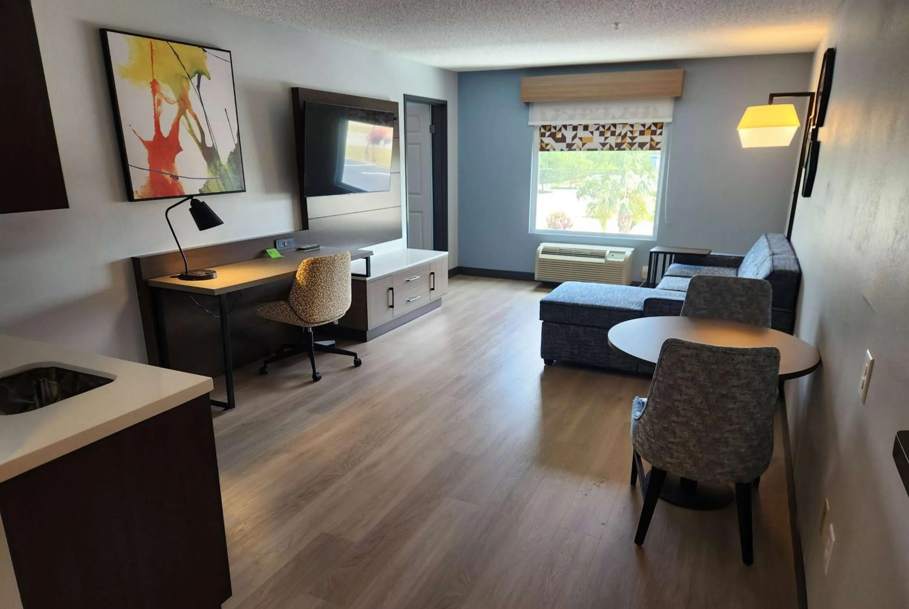 Photo of the whole room in La Quinta by Wyndham Warner Robins - Robins AFB