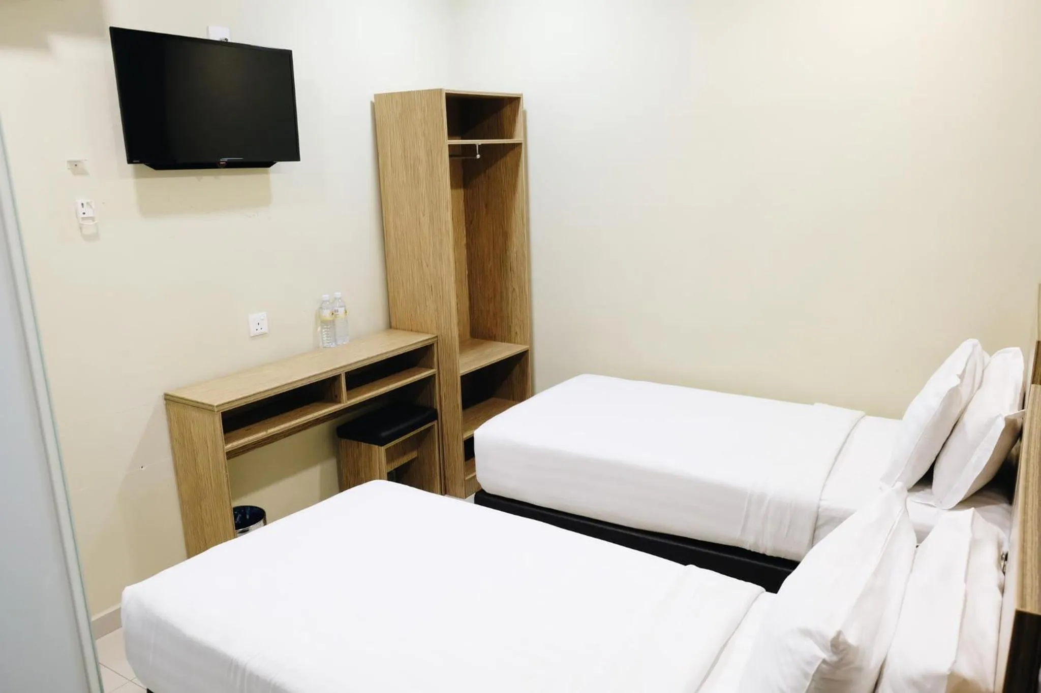 Communal lounge/ TV room, Bed in Era Plus Hotel