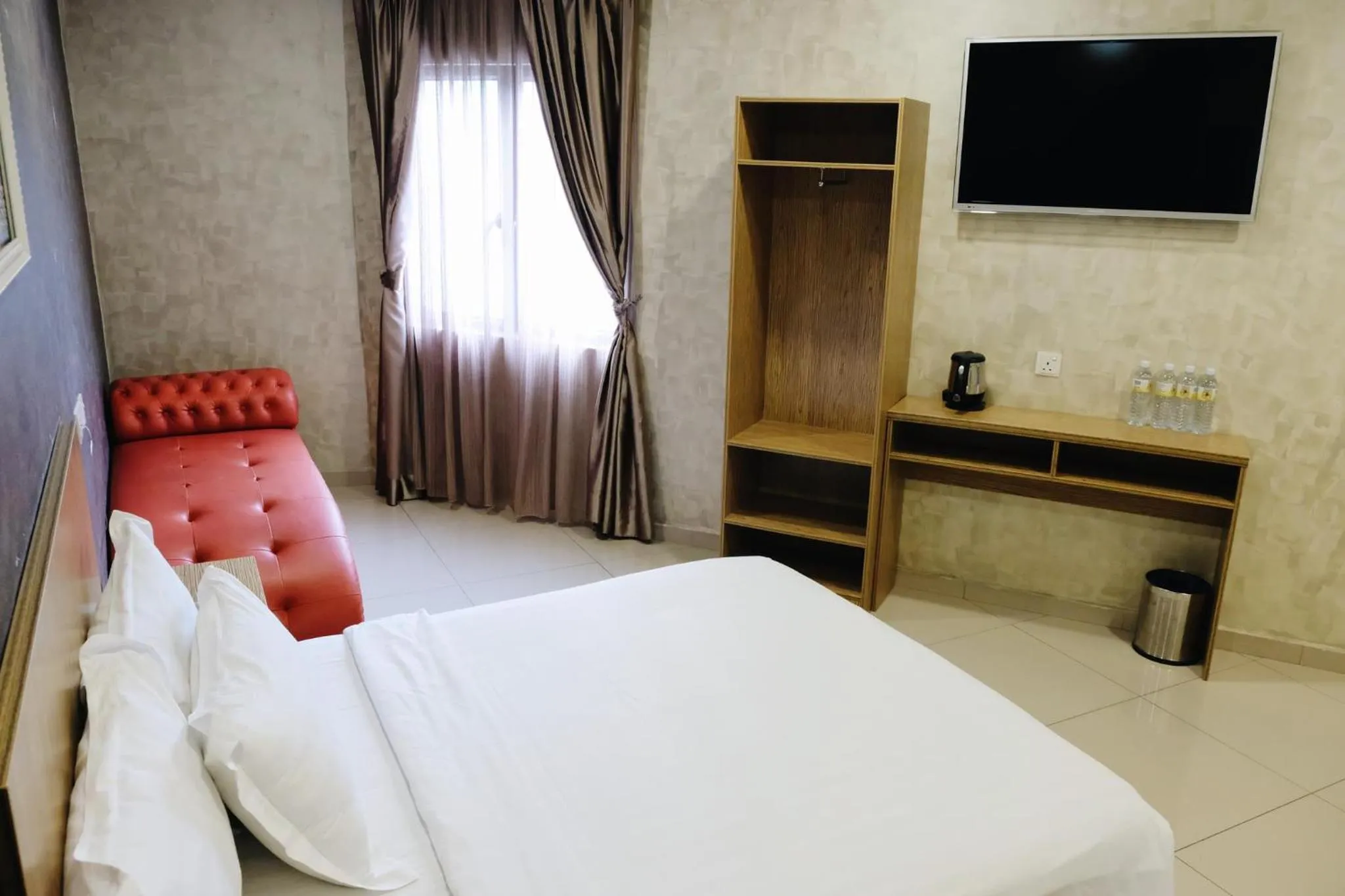 Photo of the whole room, Bed in Era Plus Hotel