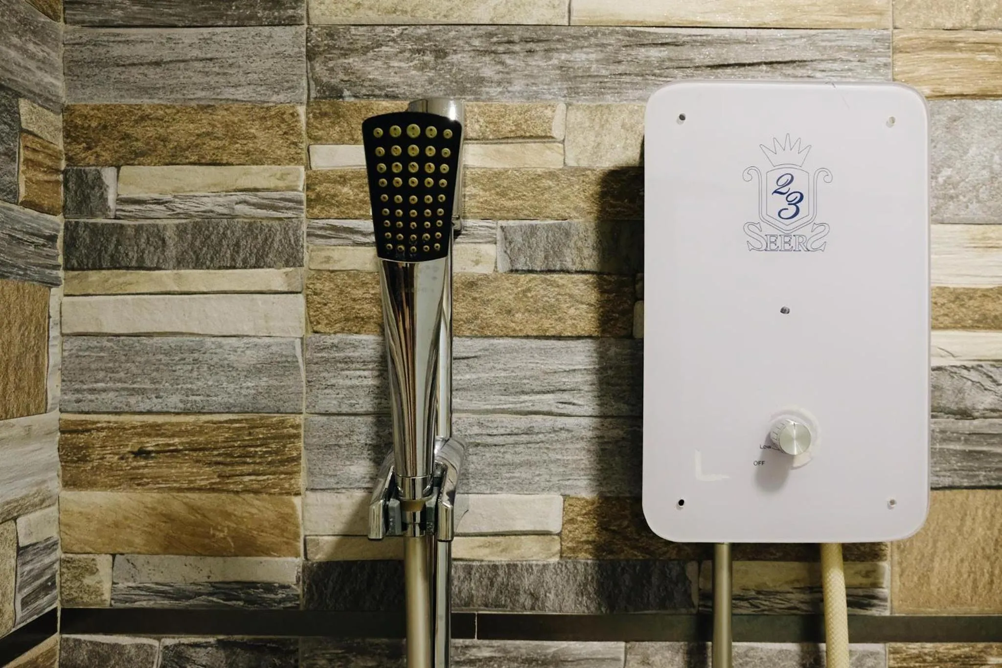 Shower in Era Plus Hotel