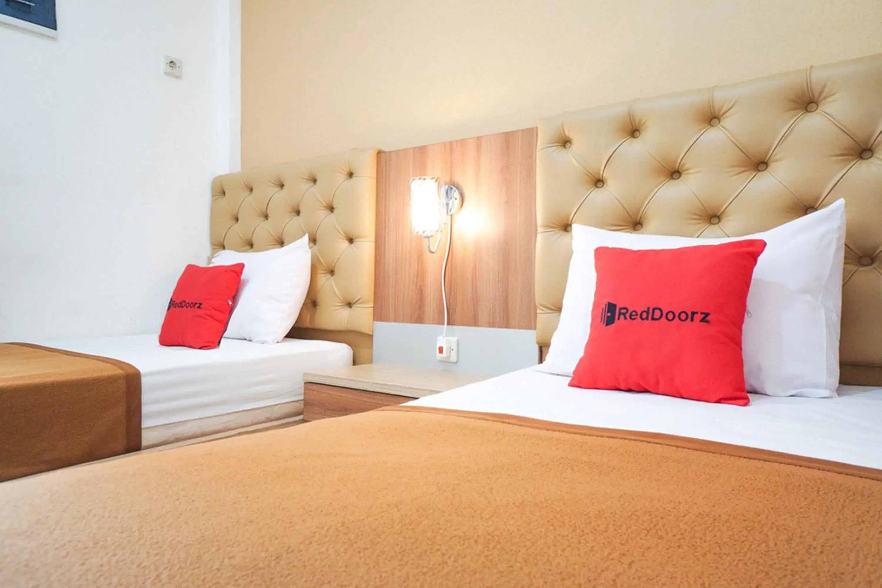 Twin Room in RedDoorz Syariah @ Buduran Sidoarjo Twin Room in RedDoorz Syariah @ Buduran Sidoarjo