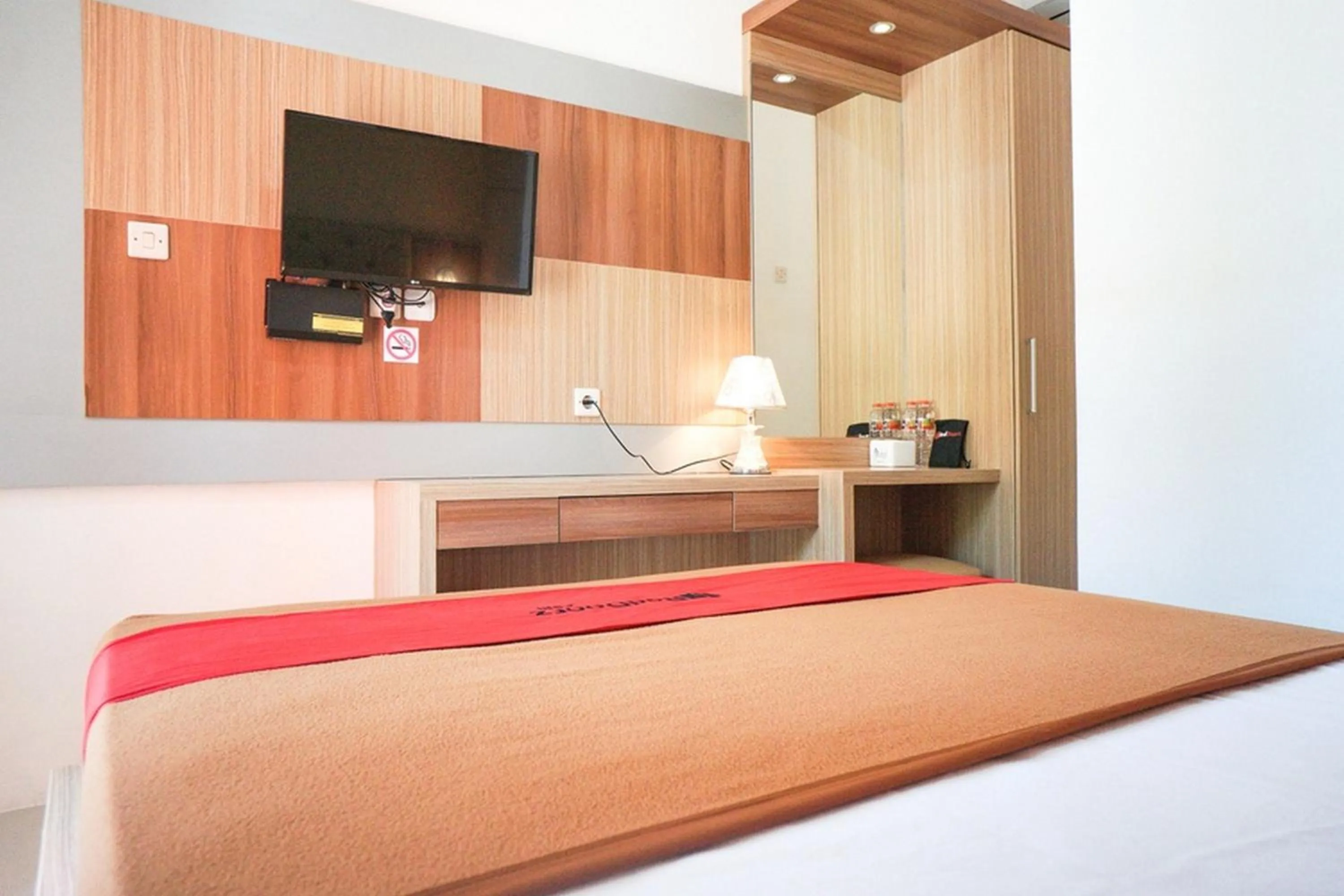 Bedroom, TV/Entertainment Center in RedDoorz Syariah @ Buduran Sidoarjo