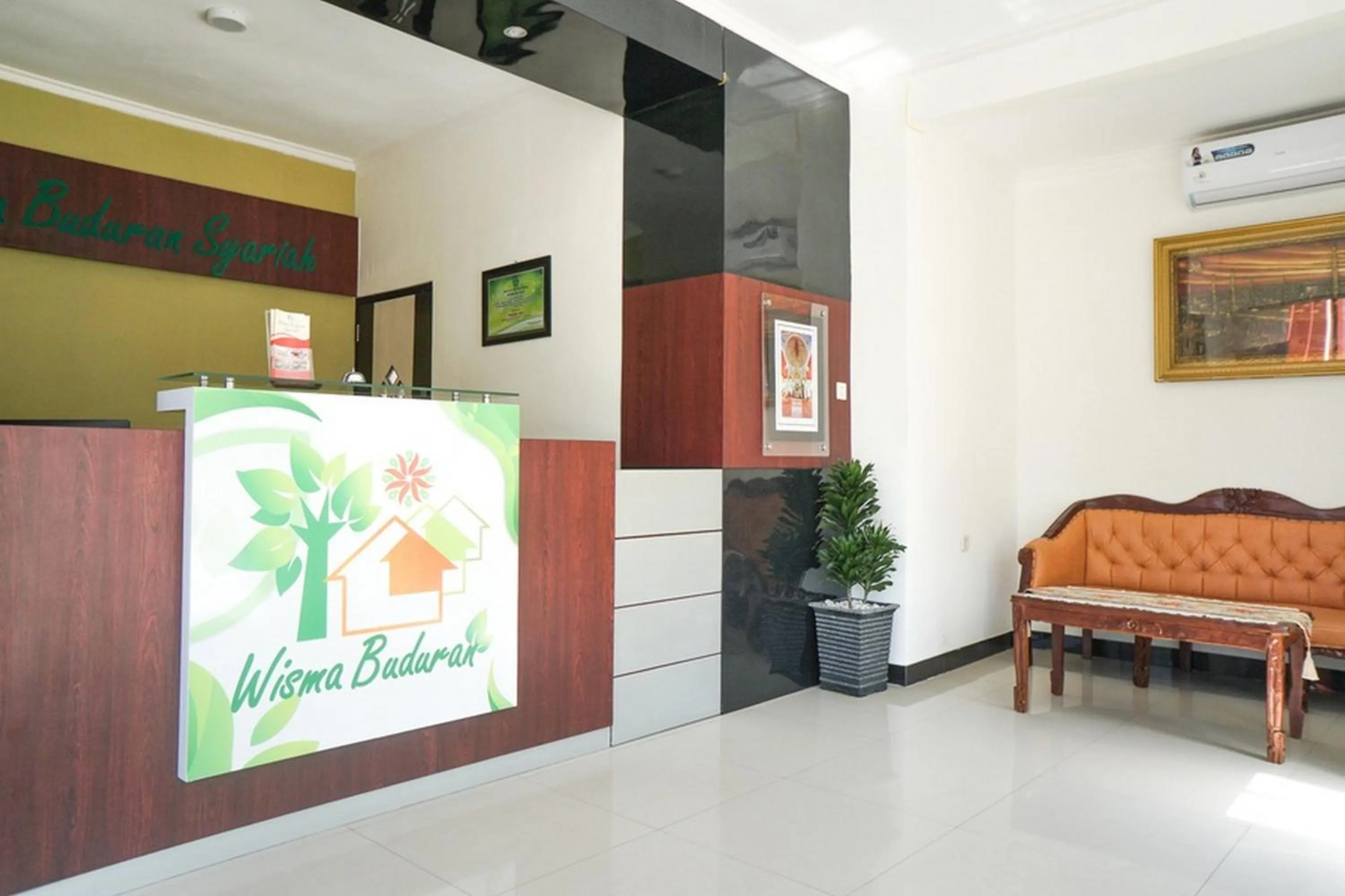 Lobby or reception, Lobby/Reception in RedDoorz Syariah @ Buduran Sidoarjo
