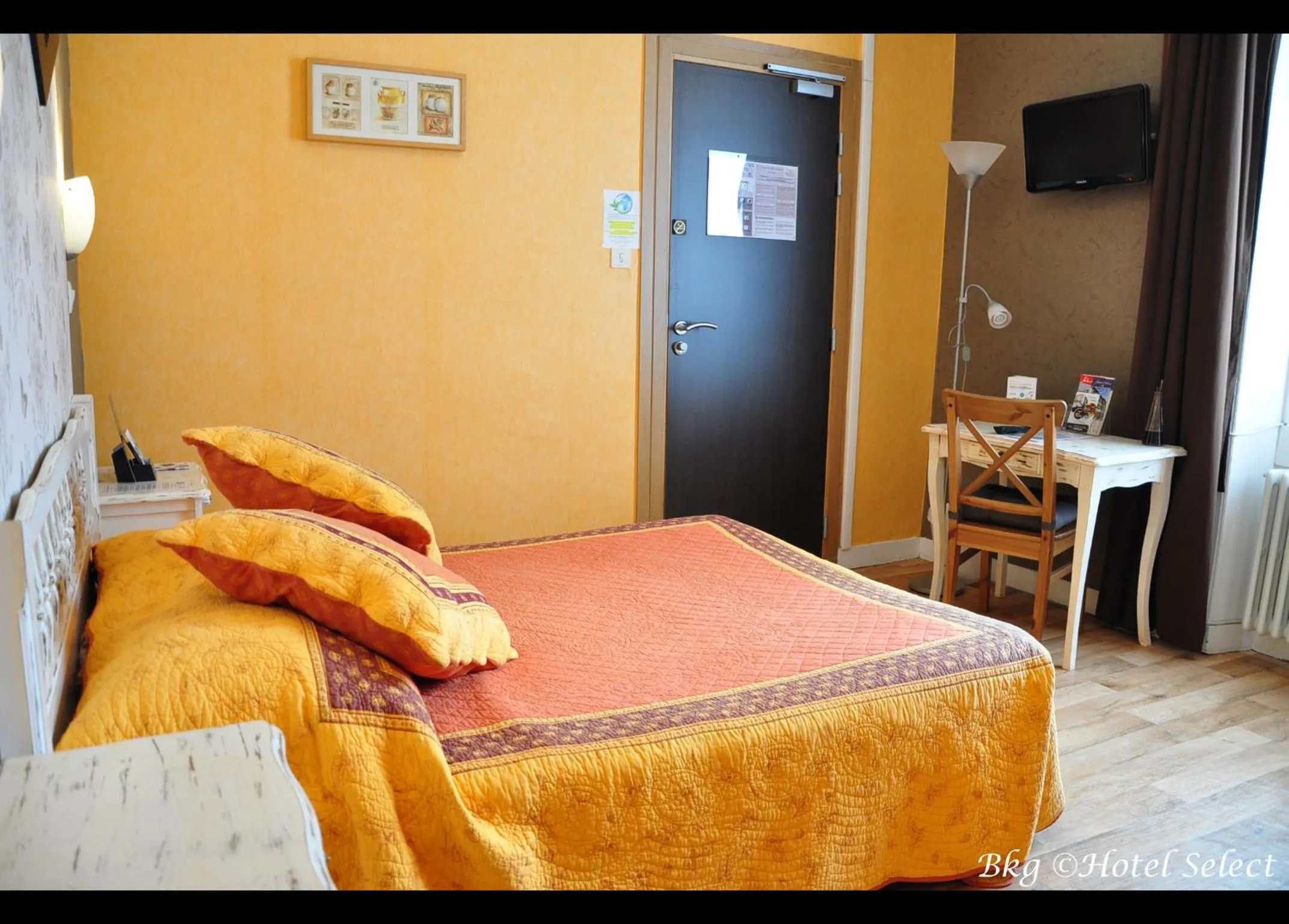 Property building in Hôtel Select