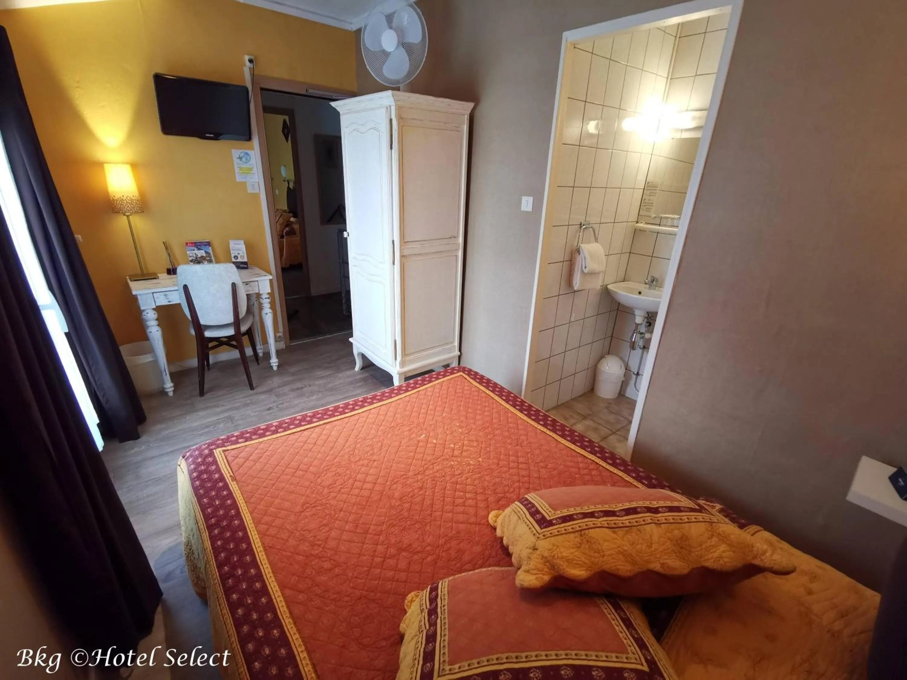 Shower in Hôtel Select