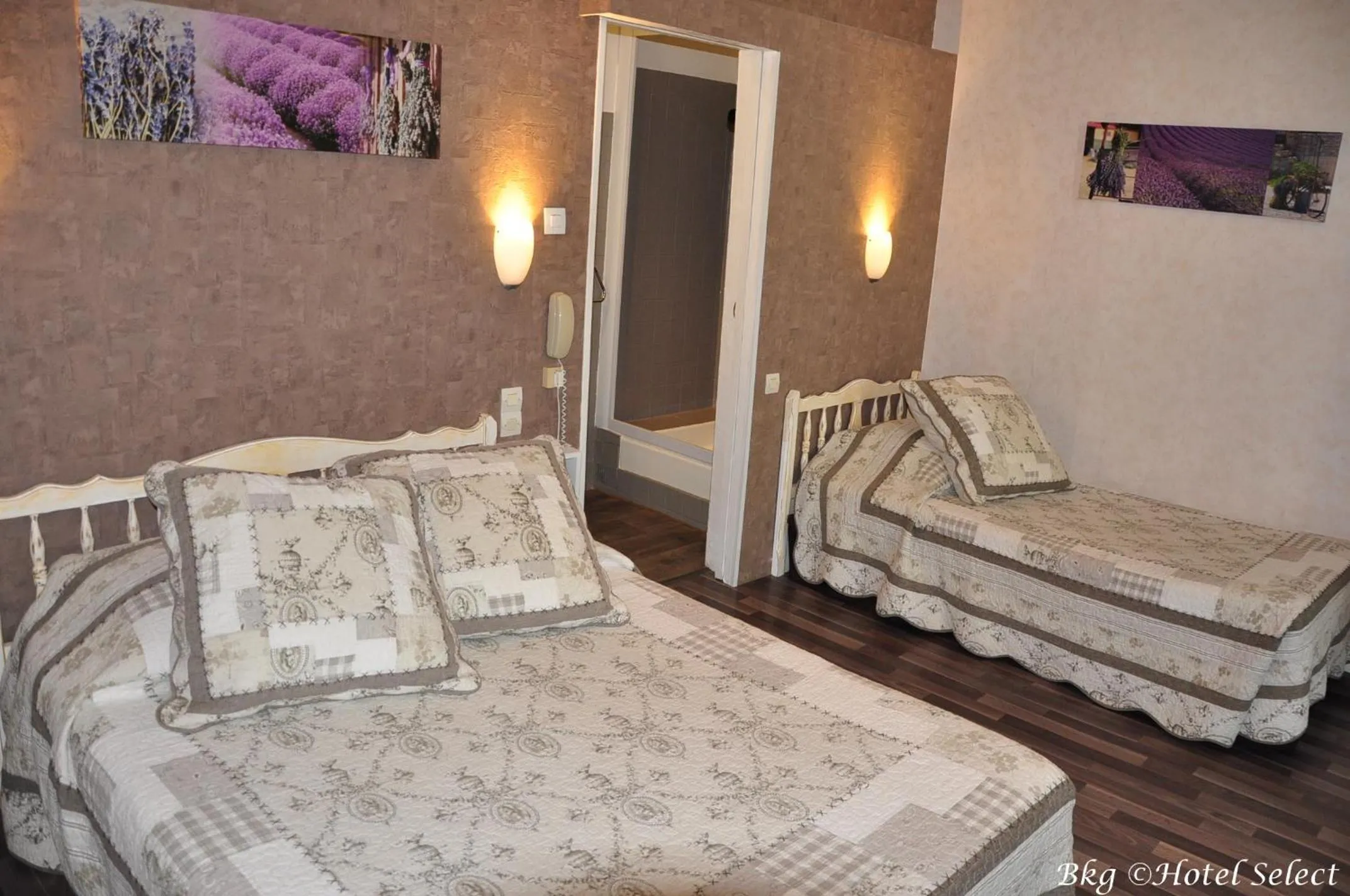 Shower in Hôtel Select