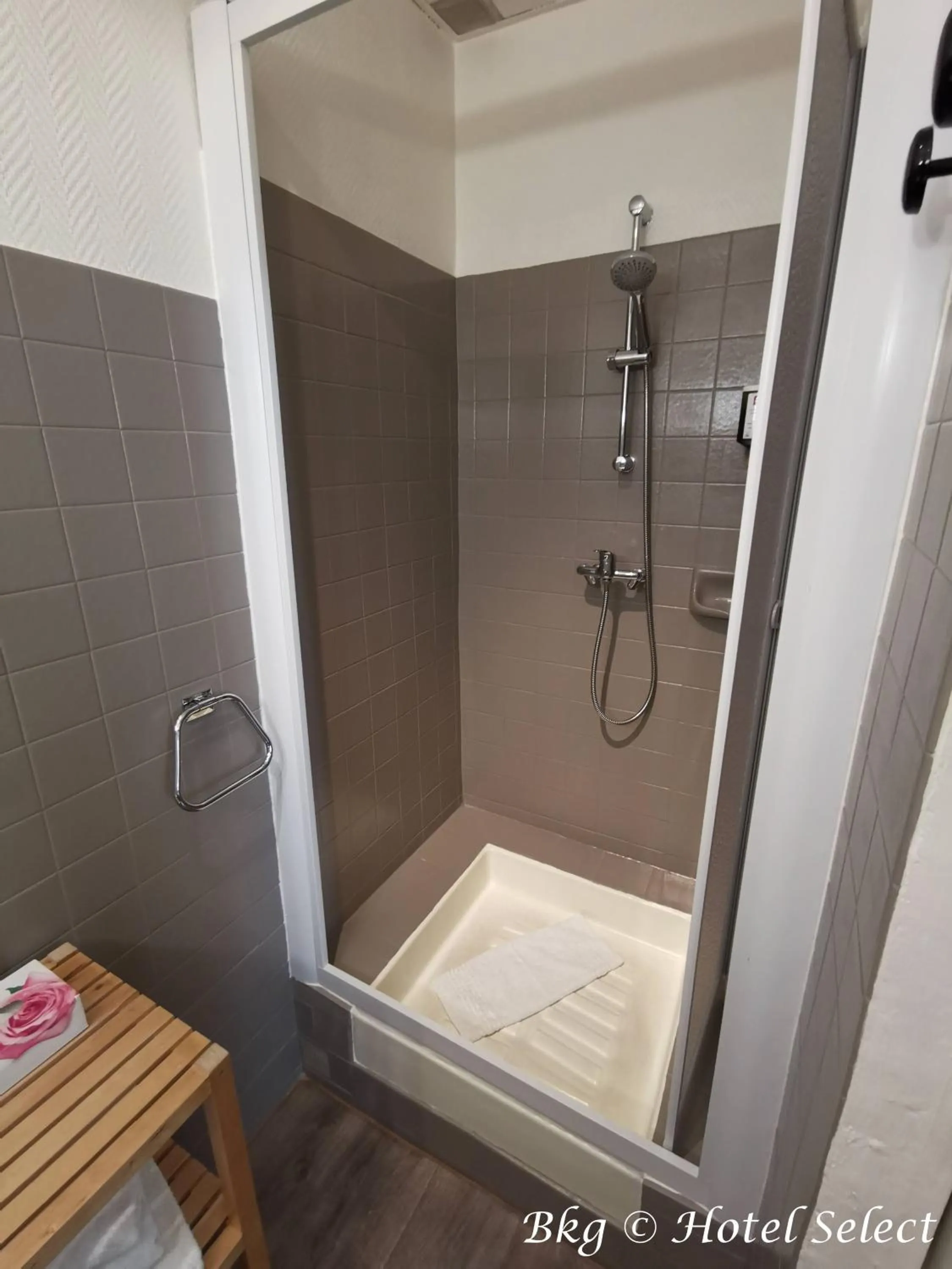 Shower in Hôtel Select