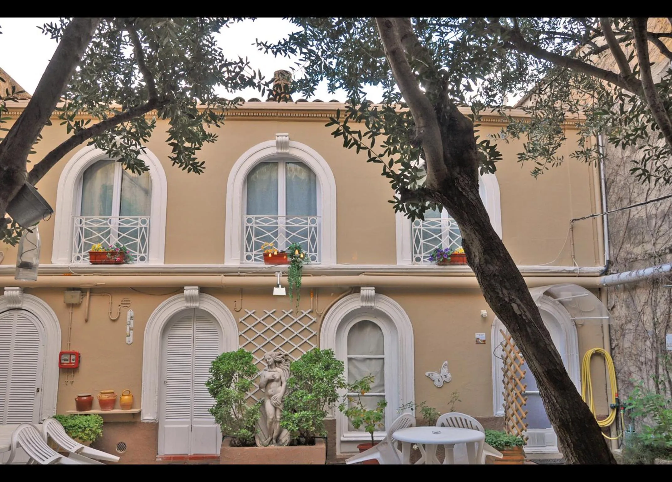 Property building in Hôtel Select