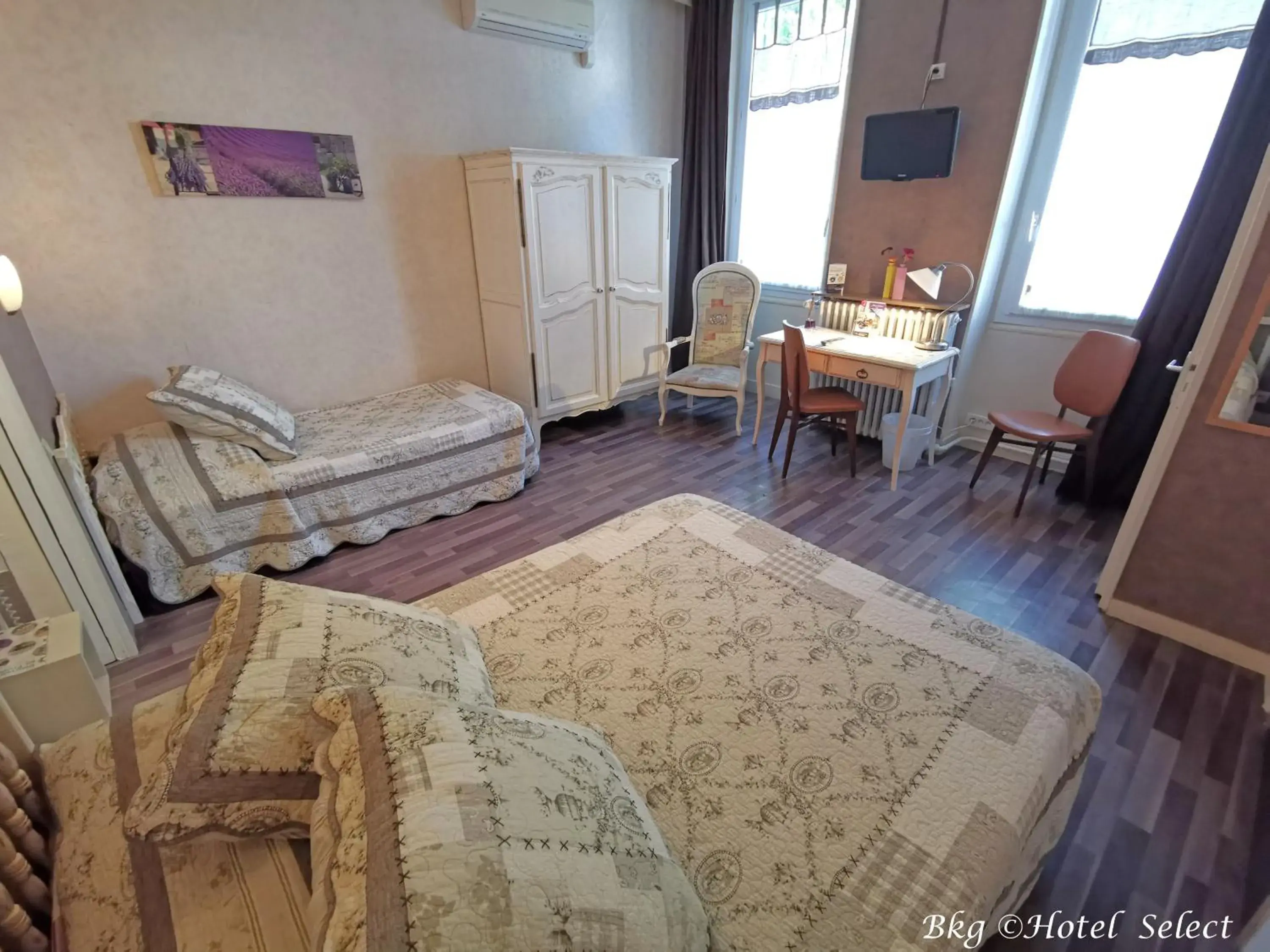 Triple Room with Air Conditioning in Hôtel Select Triple Room with Air Conditioning in Hôtel Select