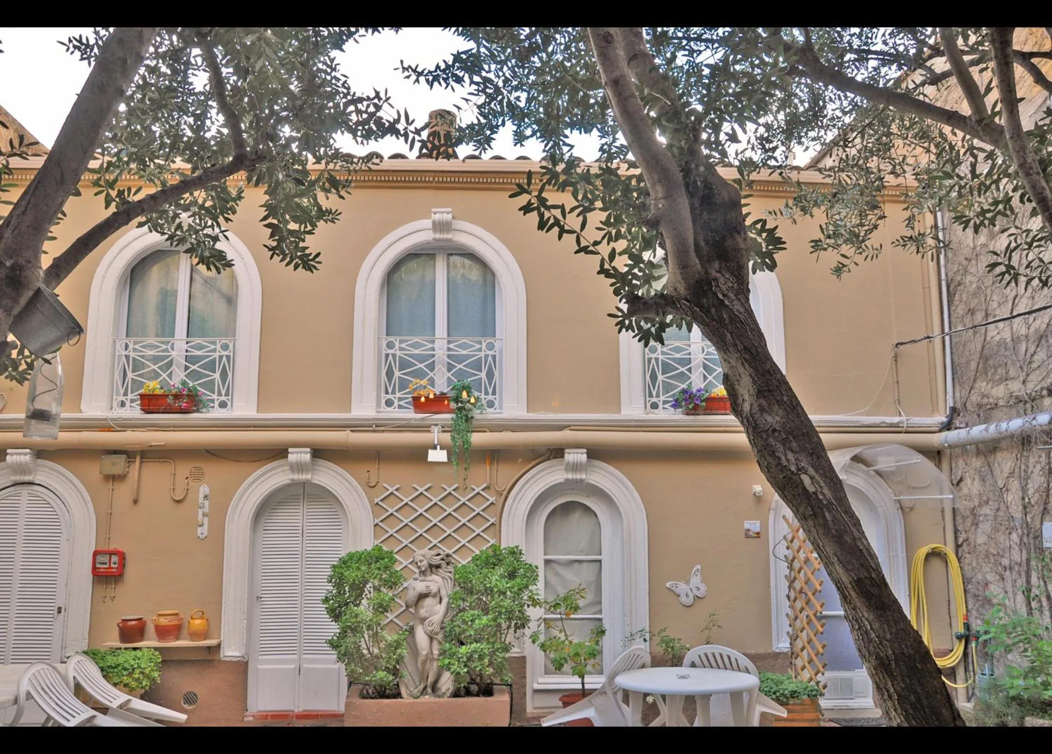 Property building in Hôtel Select