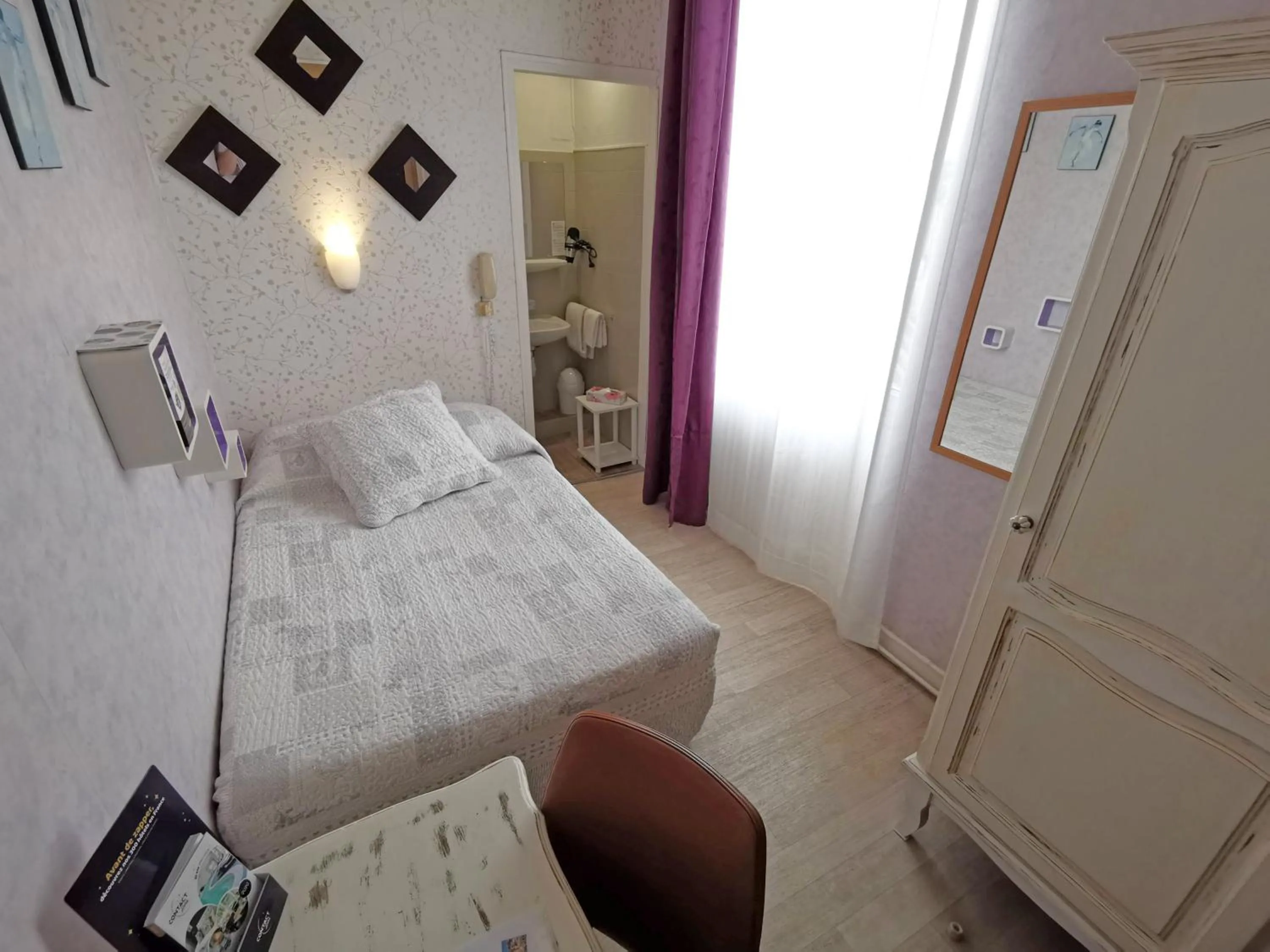 Property building in Hôtel Select