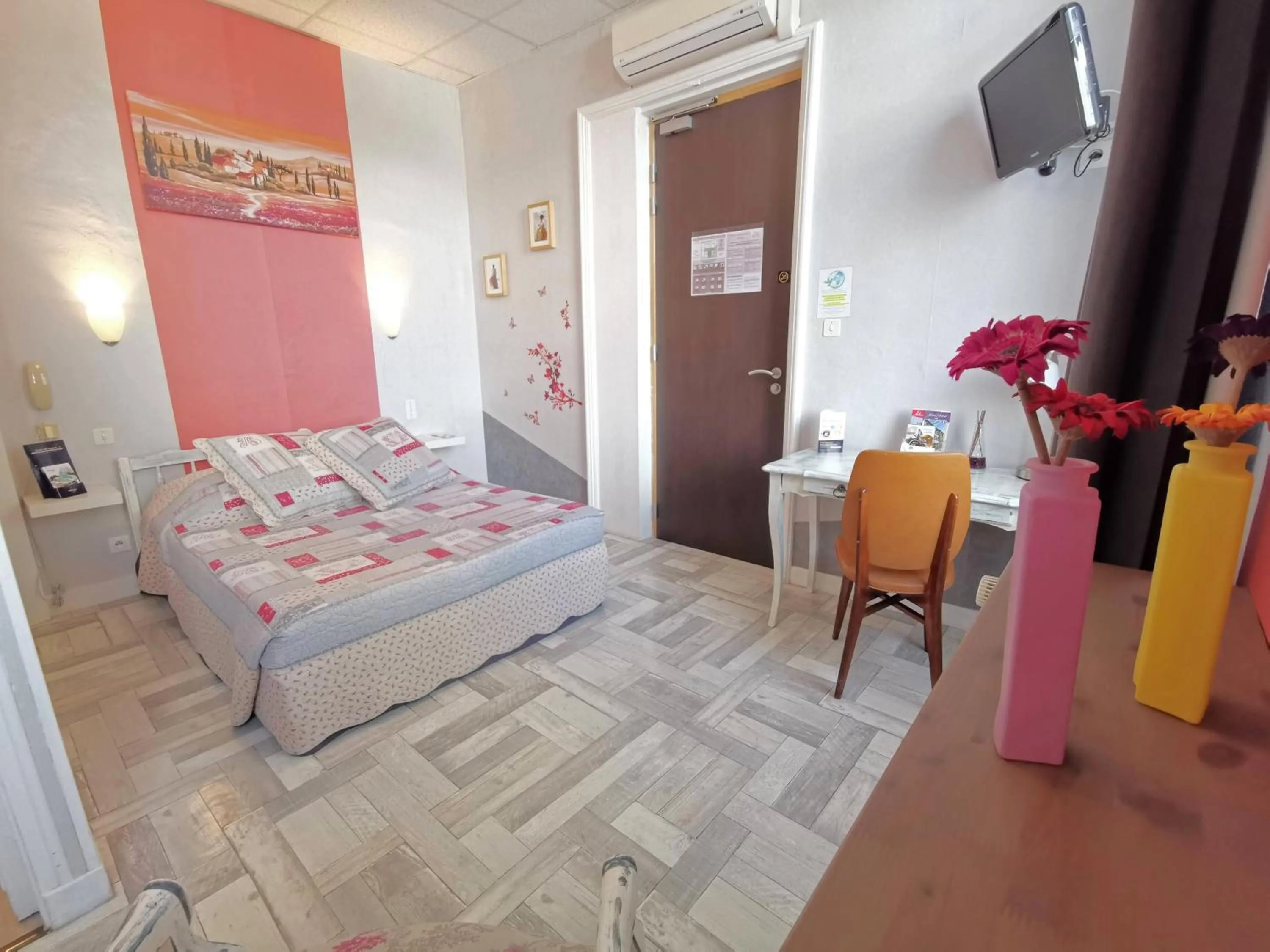 Property building in Hôtel Select