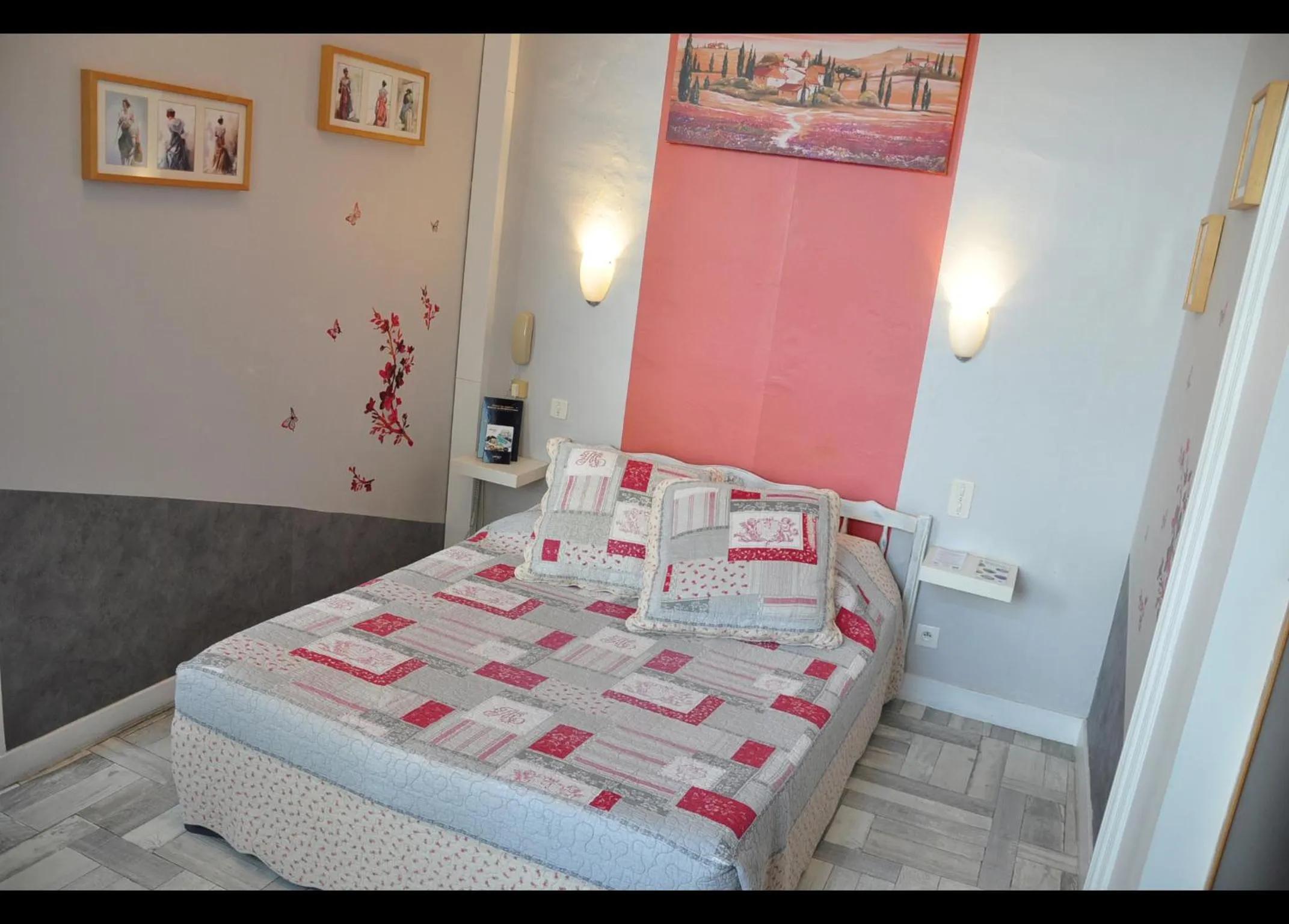 Shower in Hôtel Select