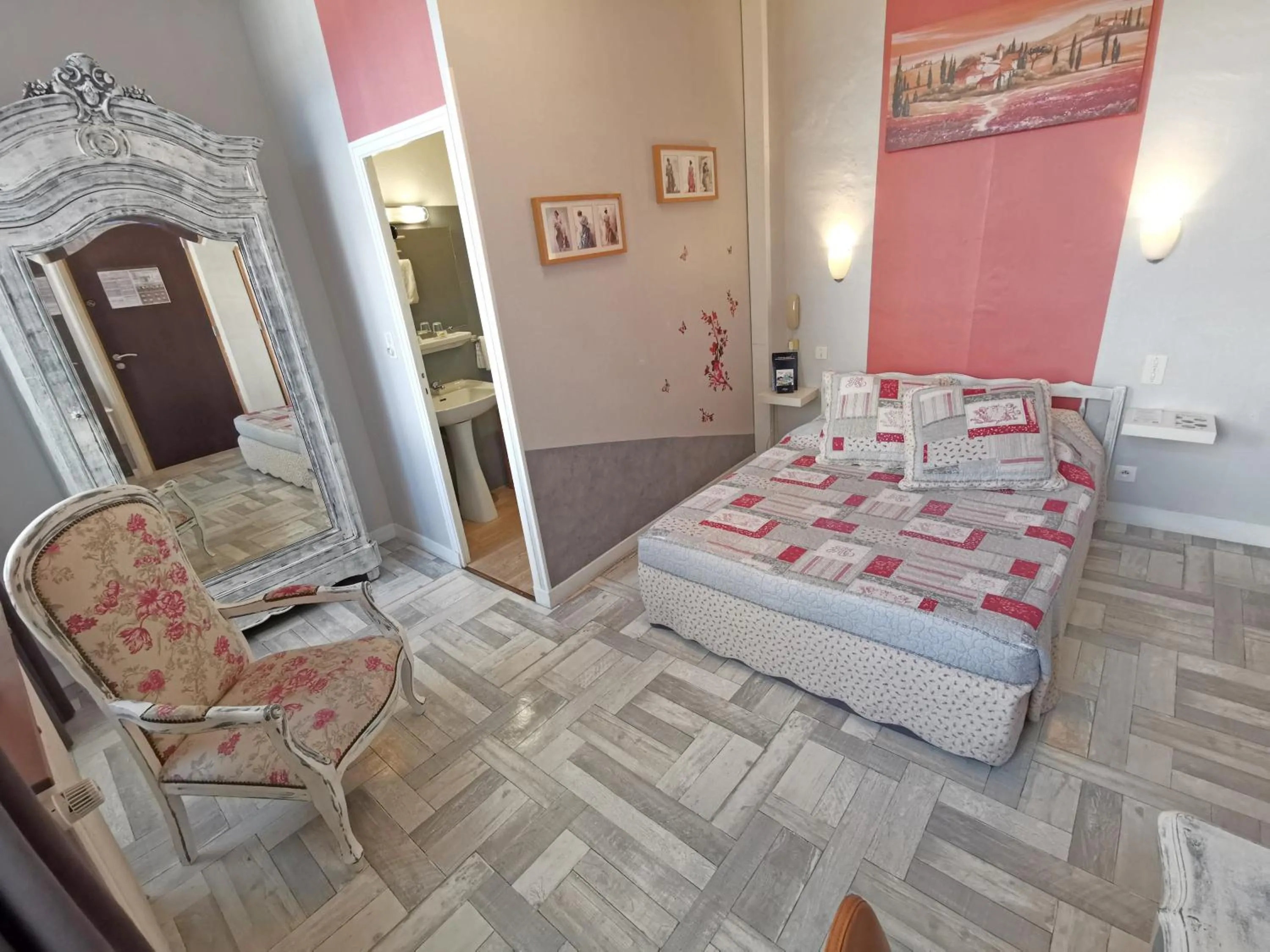 Shower in Hôtel Select