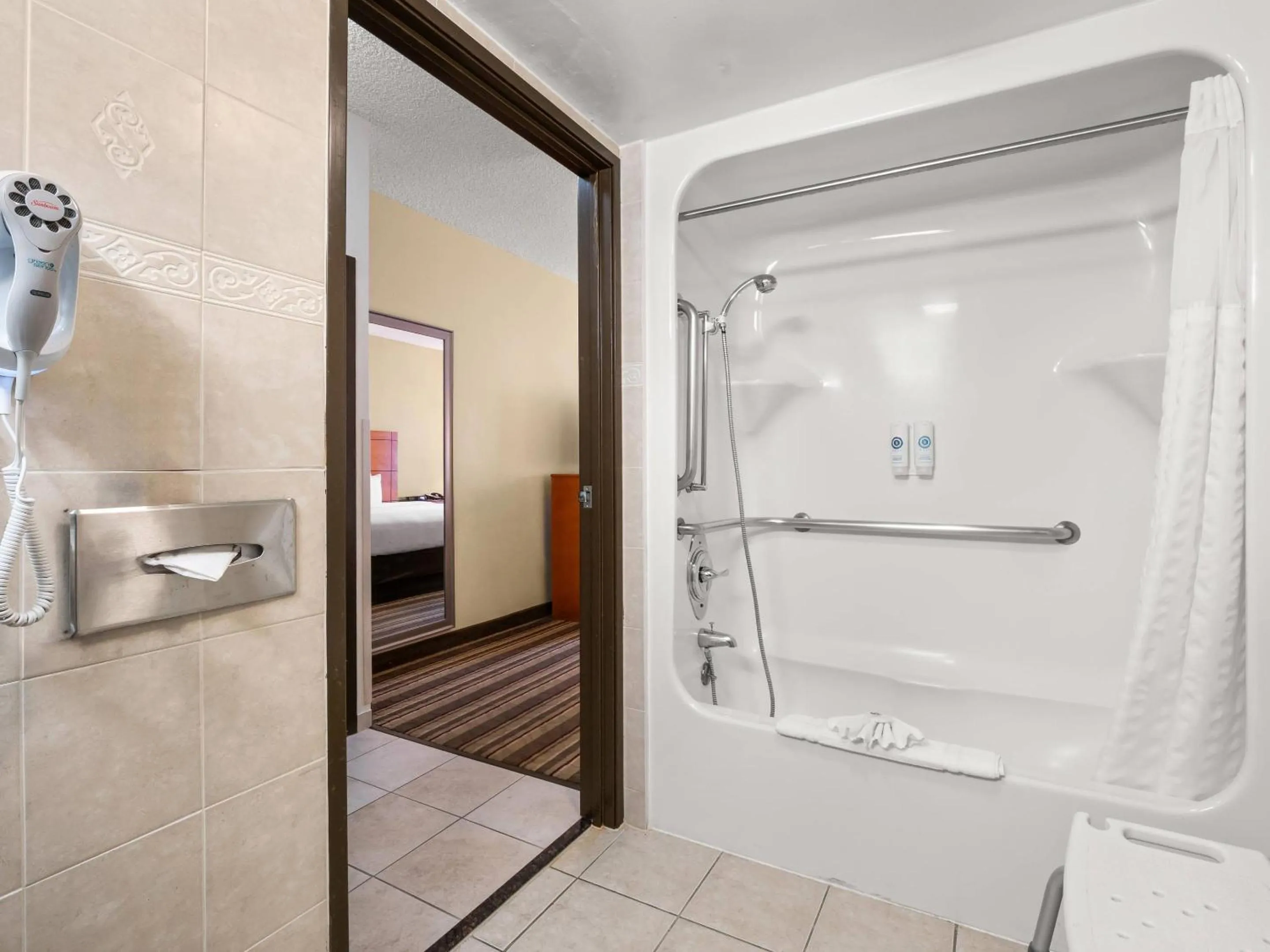 Bedroom in Comfort Inn Metro Airport