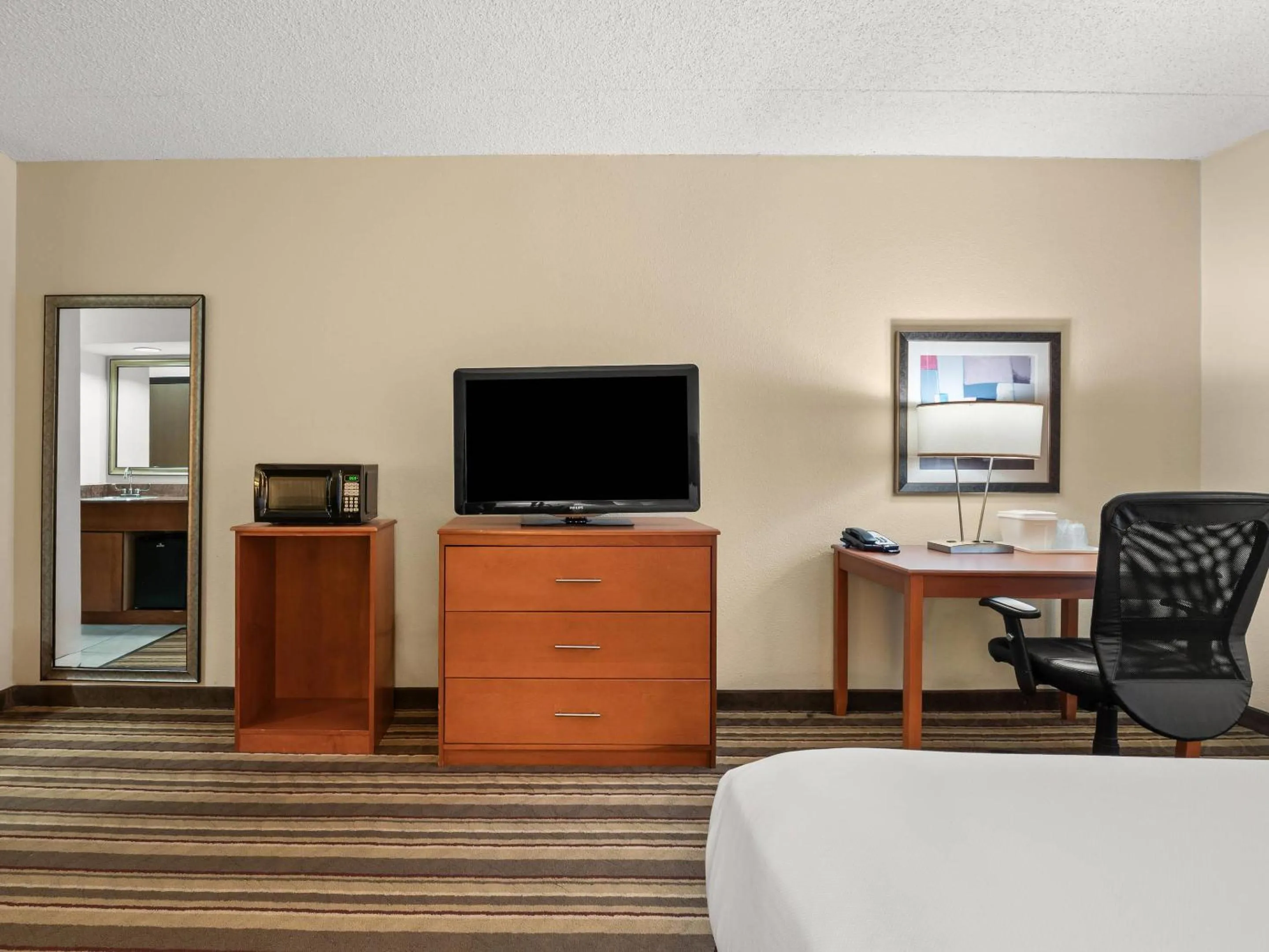 Bedroom in Comfort Inn Metro Airport