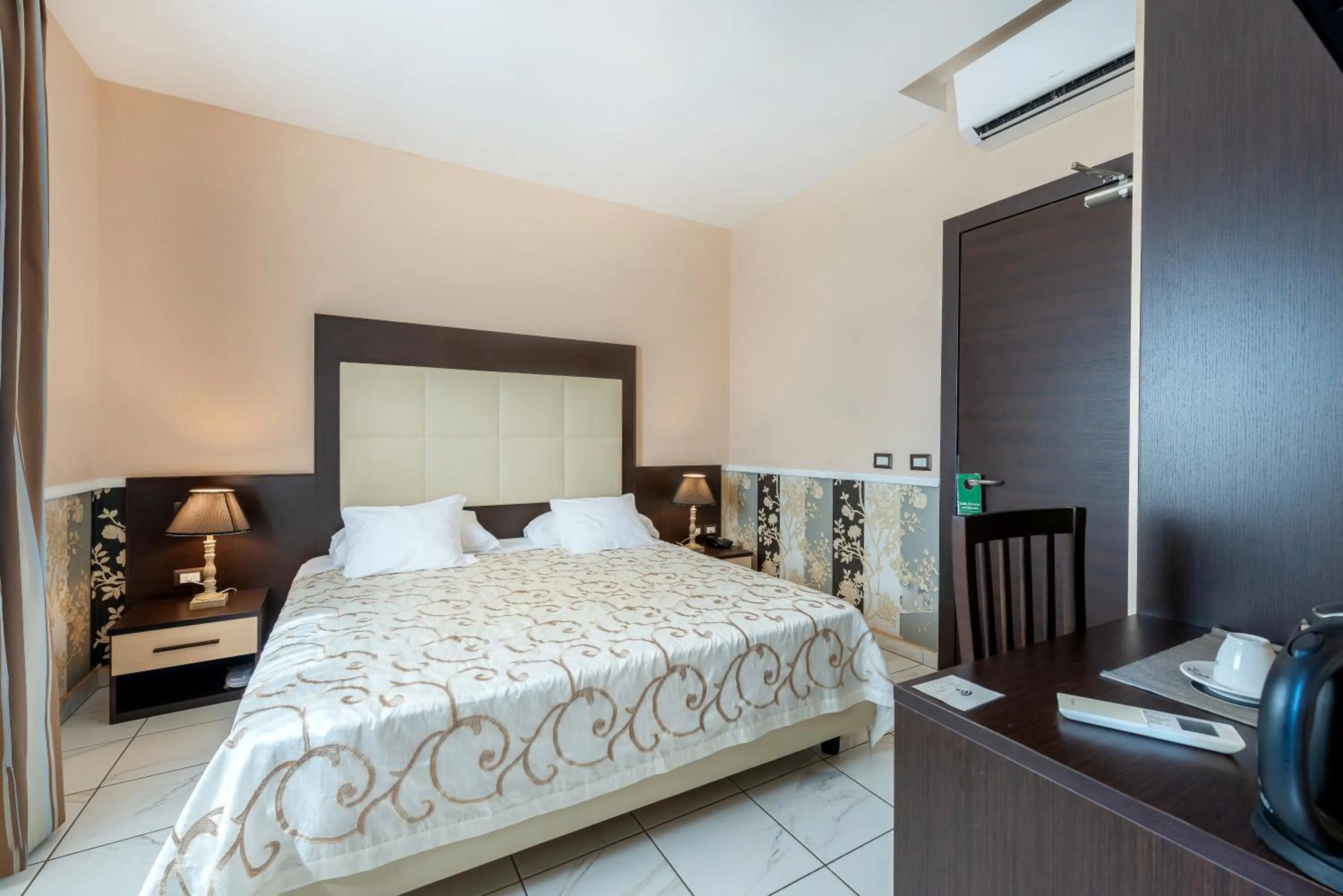 Bed in Hotel De La Ville Relais