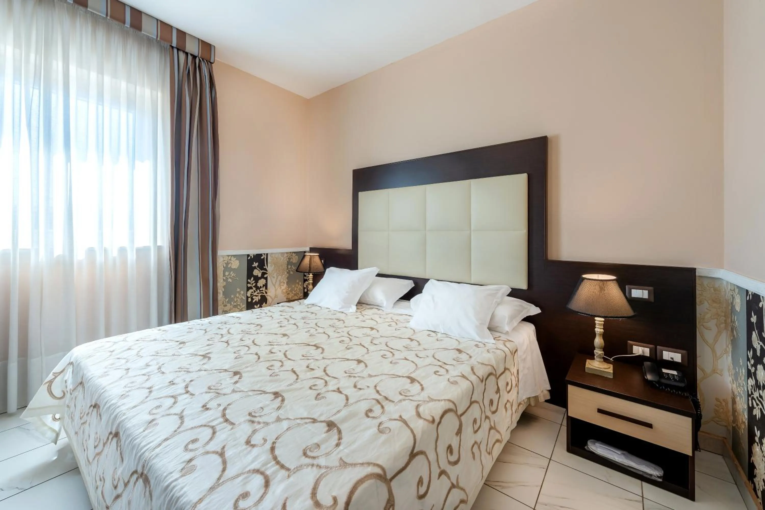 Bed in Hotel De La Ville Relais